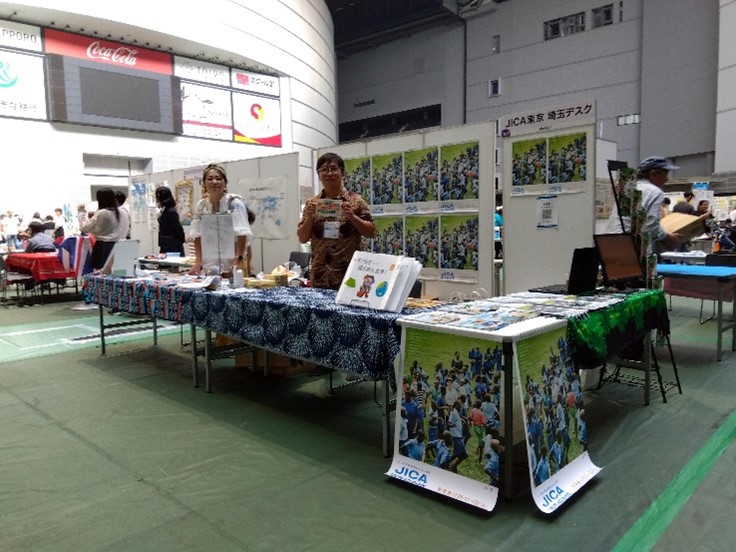 ブースで来場者を待つ協力隊経験者のお二人