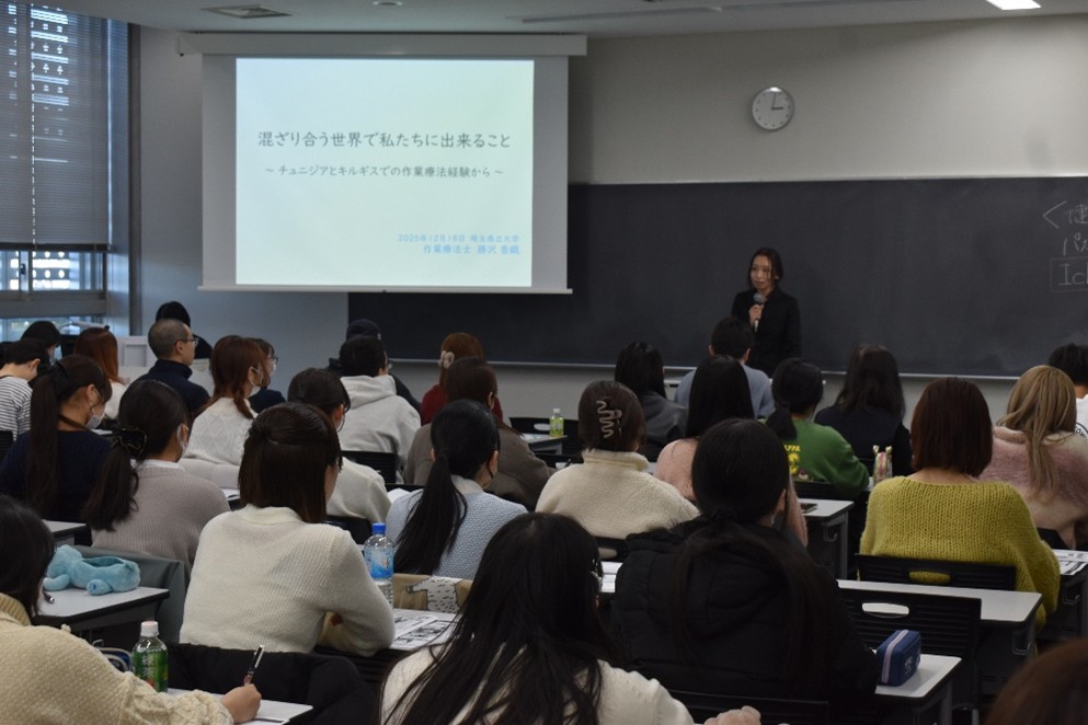 【講義の様子、教室は満員でした。】