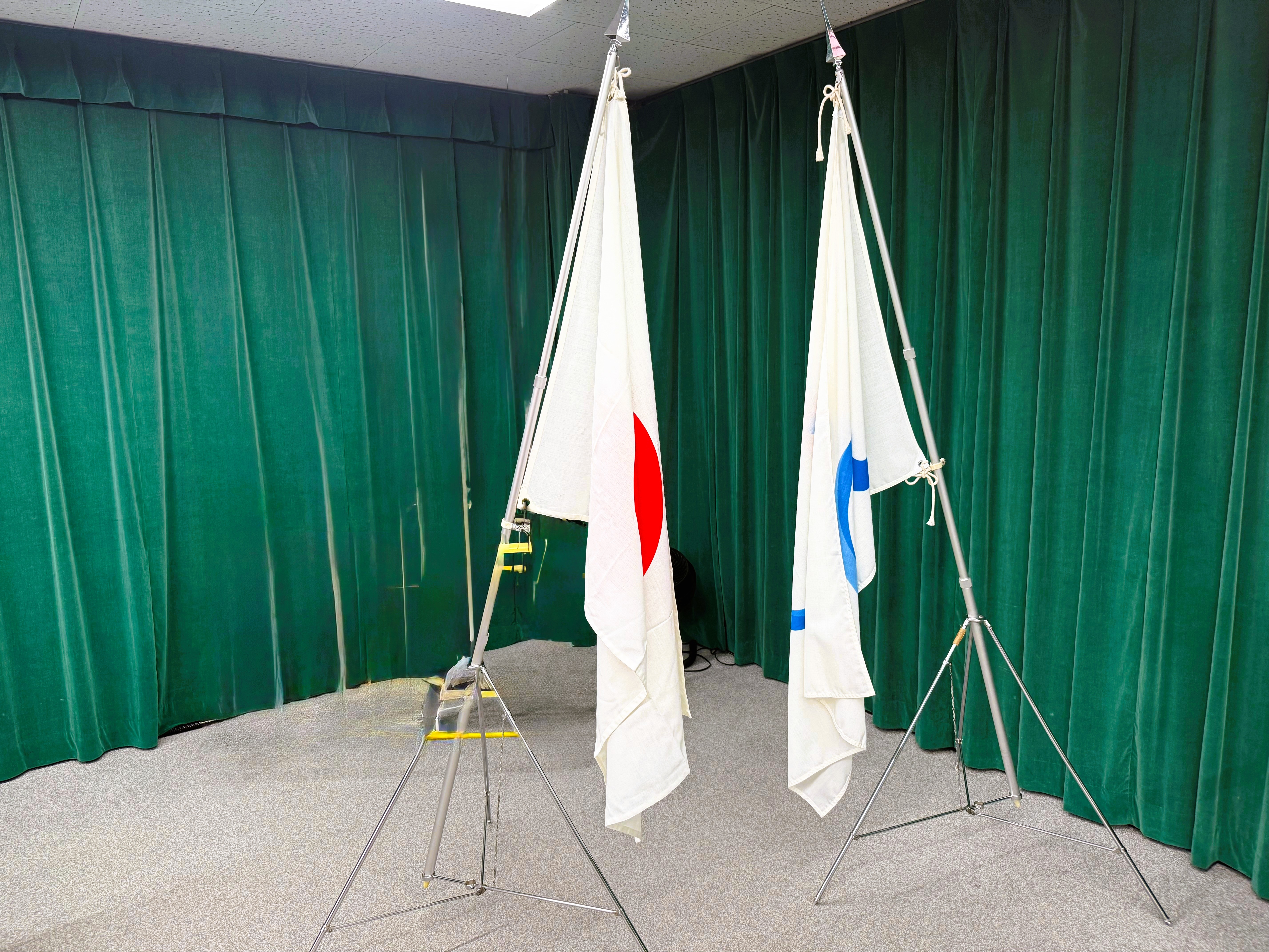 大サイズ　※ポール・三脚（土台）付き、または国旗のみの貸出が可能です