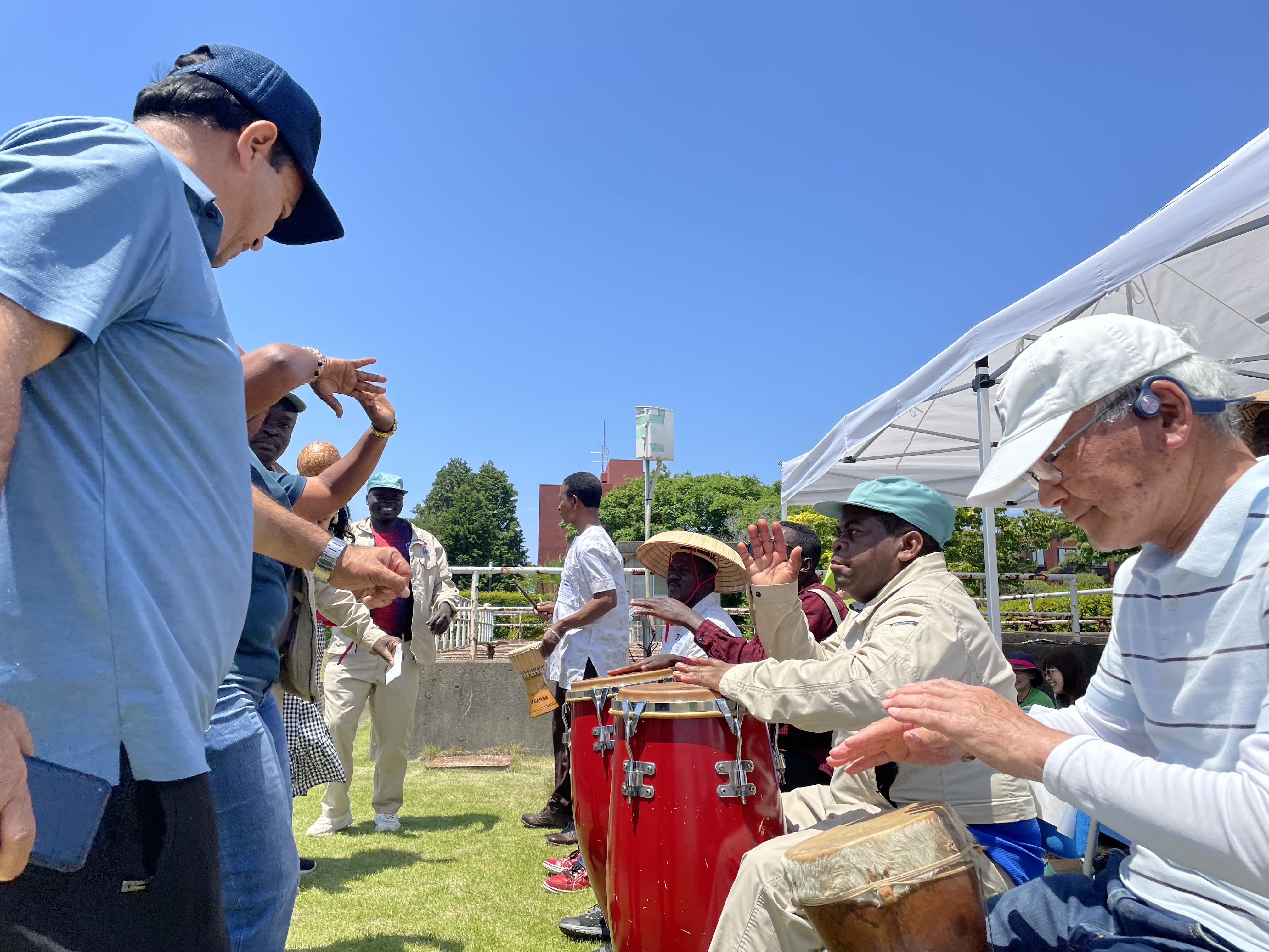 田んぼ横で楽器を通じた交流が！