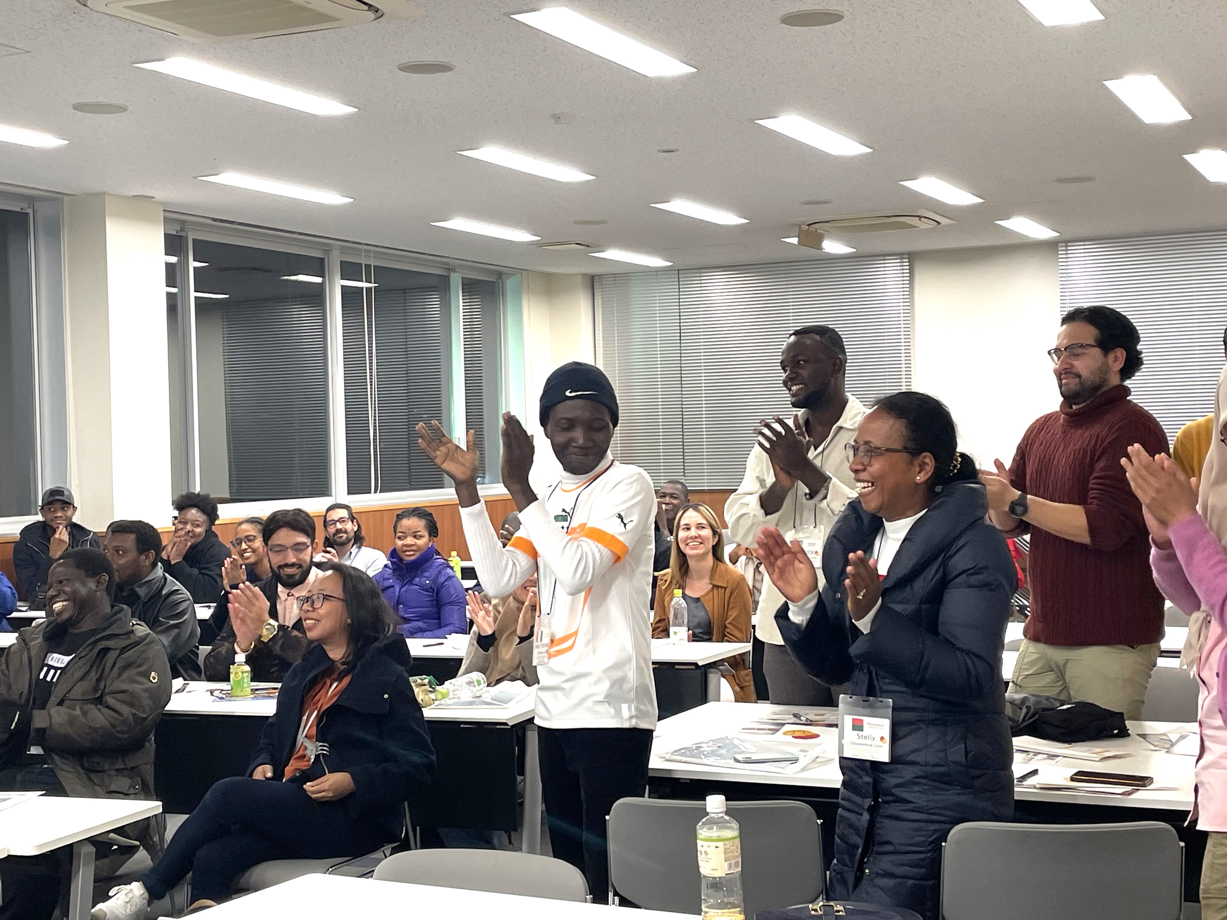 各チームの発表に拍手で評価するJICA留学生