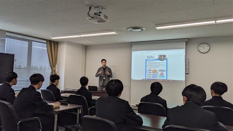 国際協力のキャリアに関する講義を受ける様子