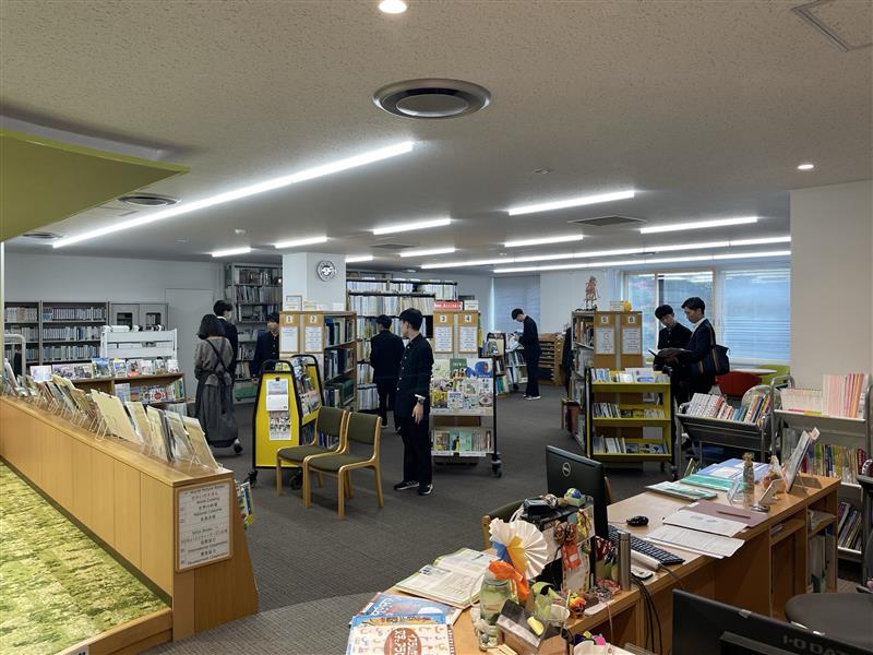 図書館を見学する様子