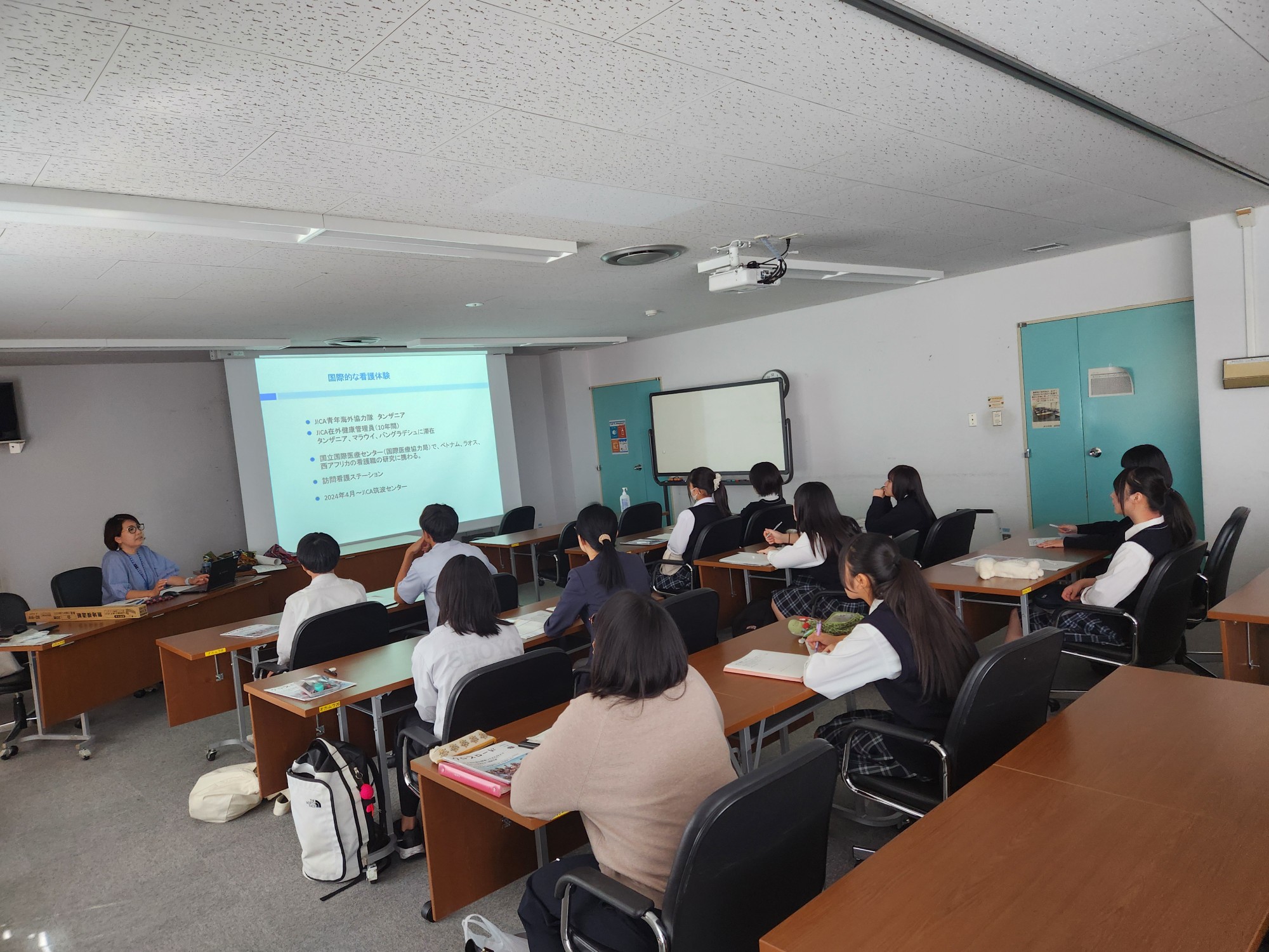 写真①：JICA海外協力隊の体験談を聞く様子