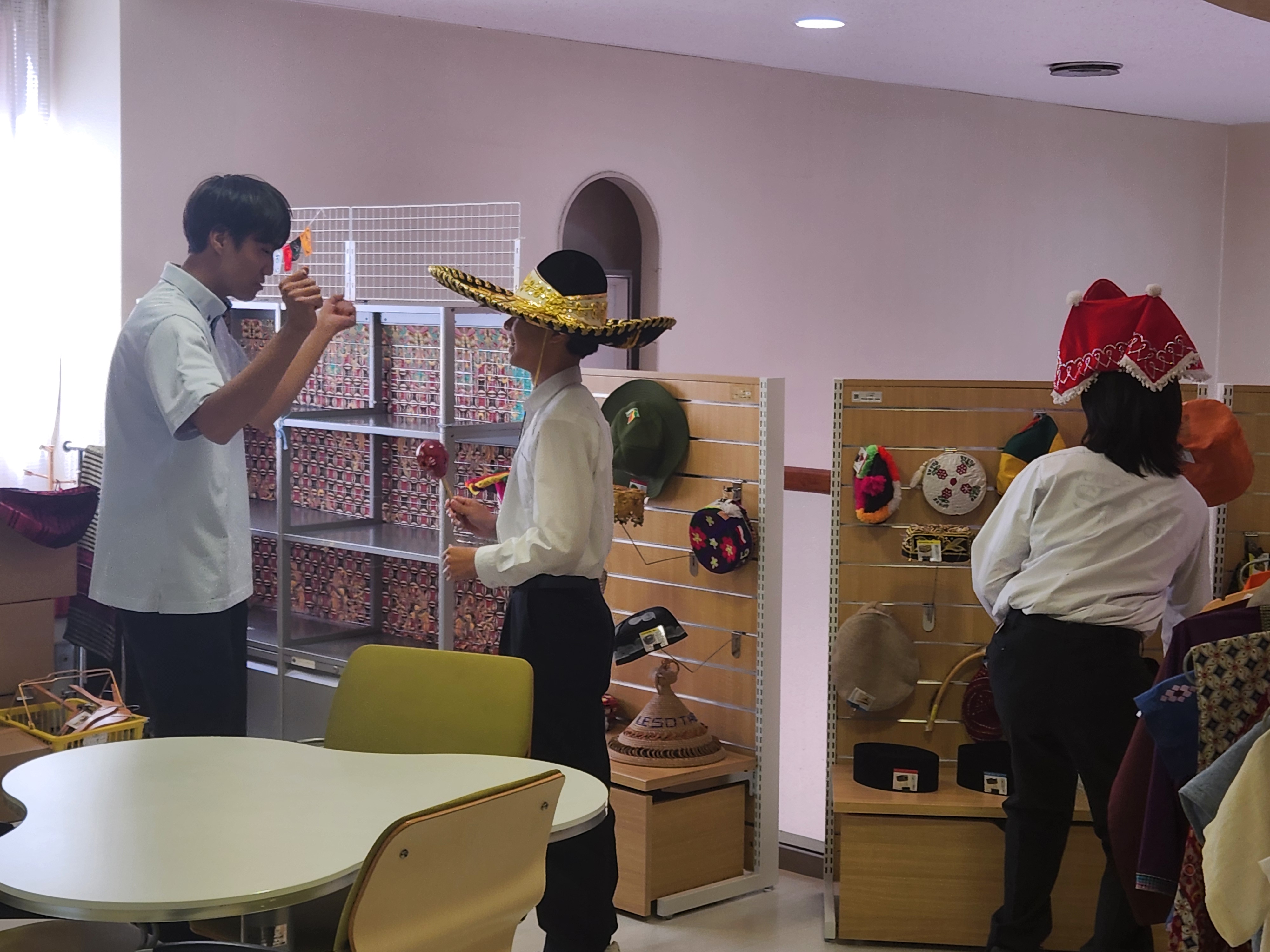 写真③：民族衣装展示の様子