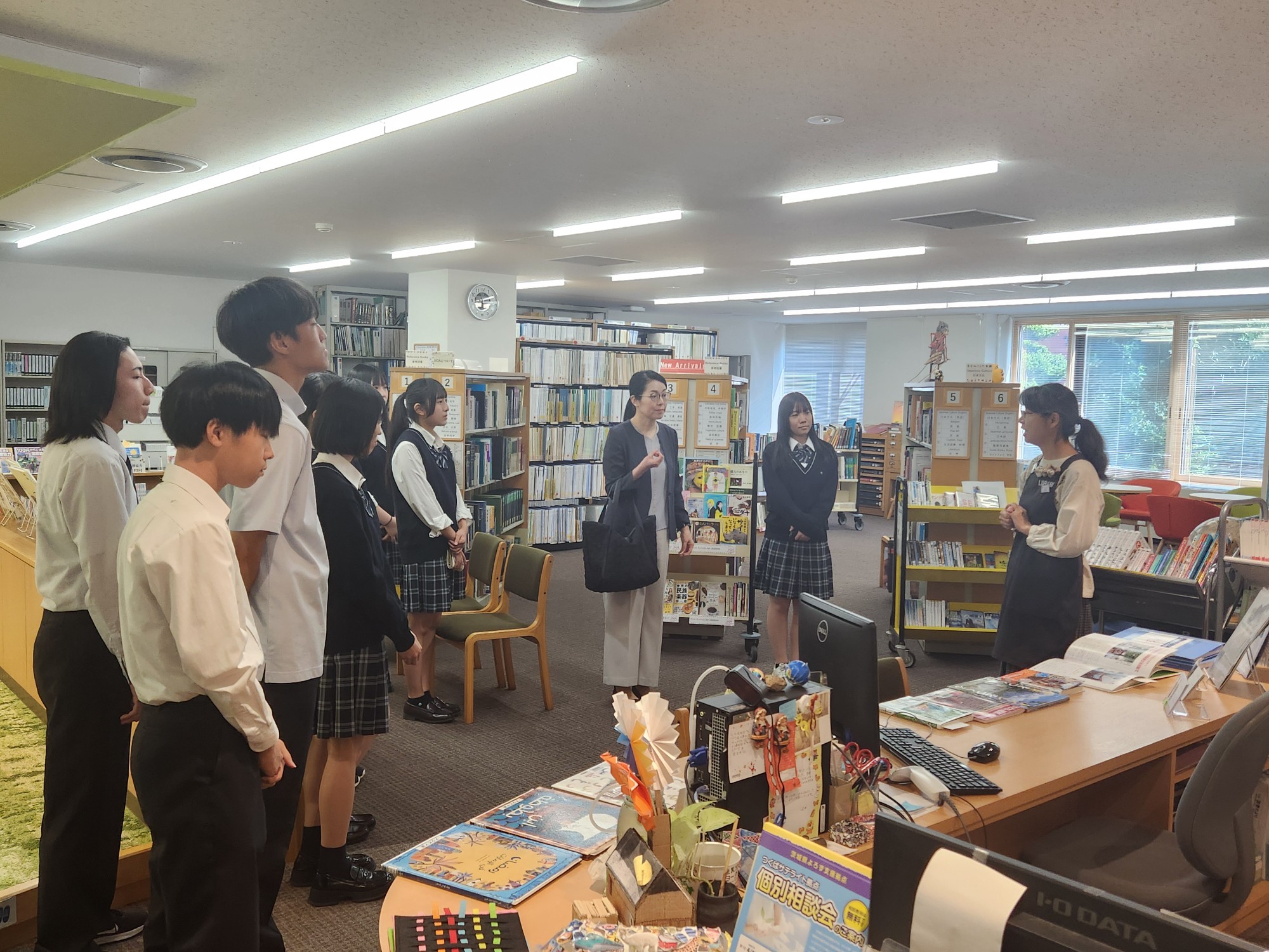 写真④：図書館見学の様子
