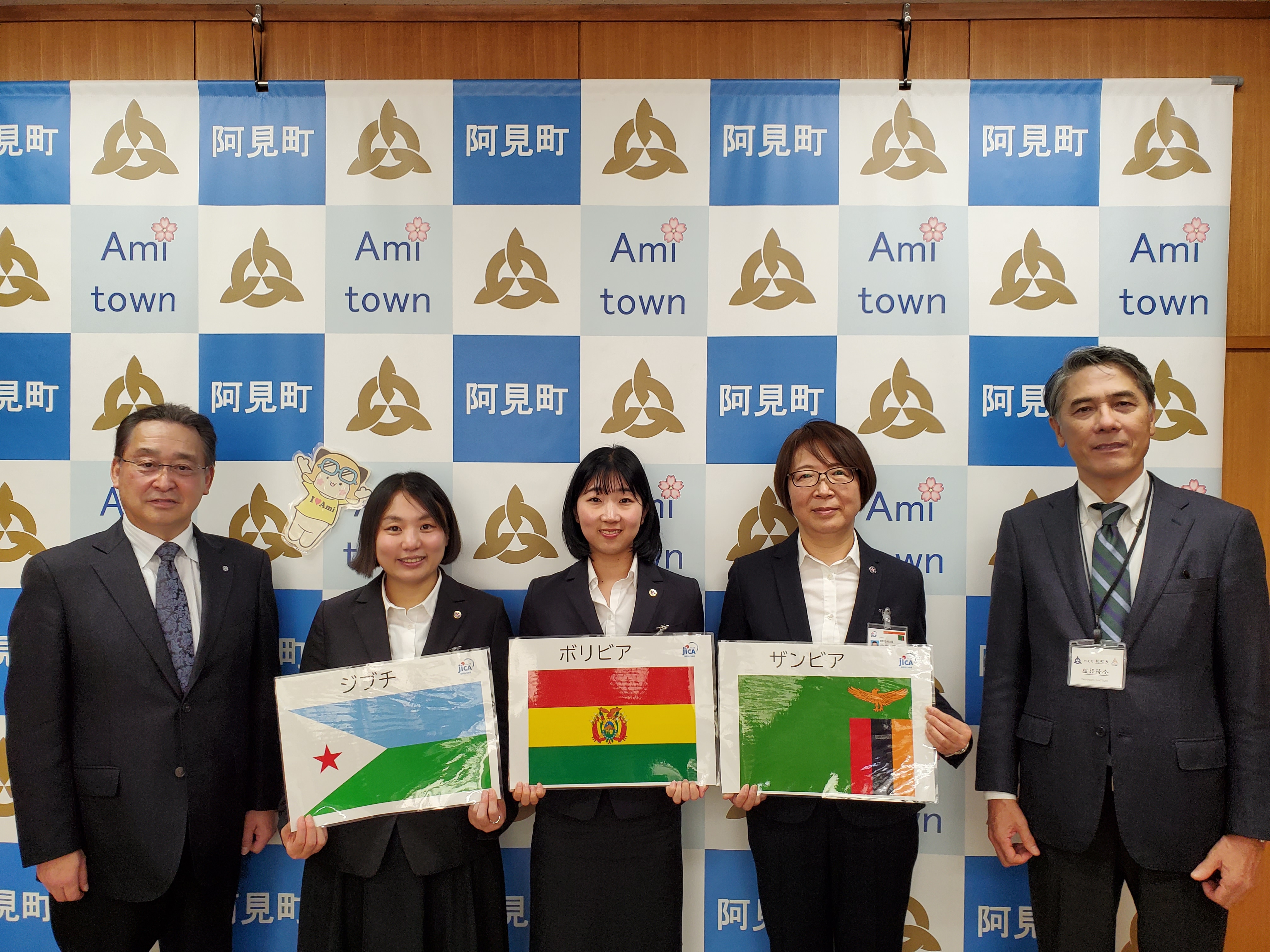左から、阿見町・千葉繁町長と小林由芽隊員（ジブチ）、種瀬柚季隊員（ボリビア）、宮本聡美隊員（ザンビア）、阿見町・服部隆全副町長