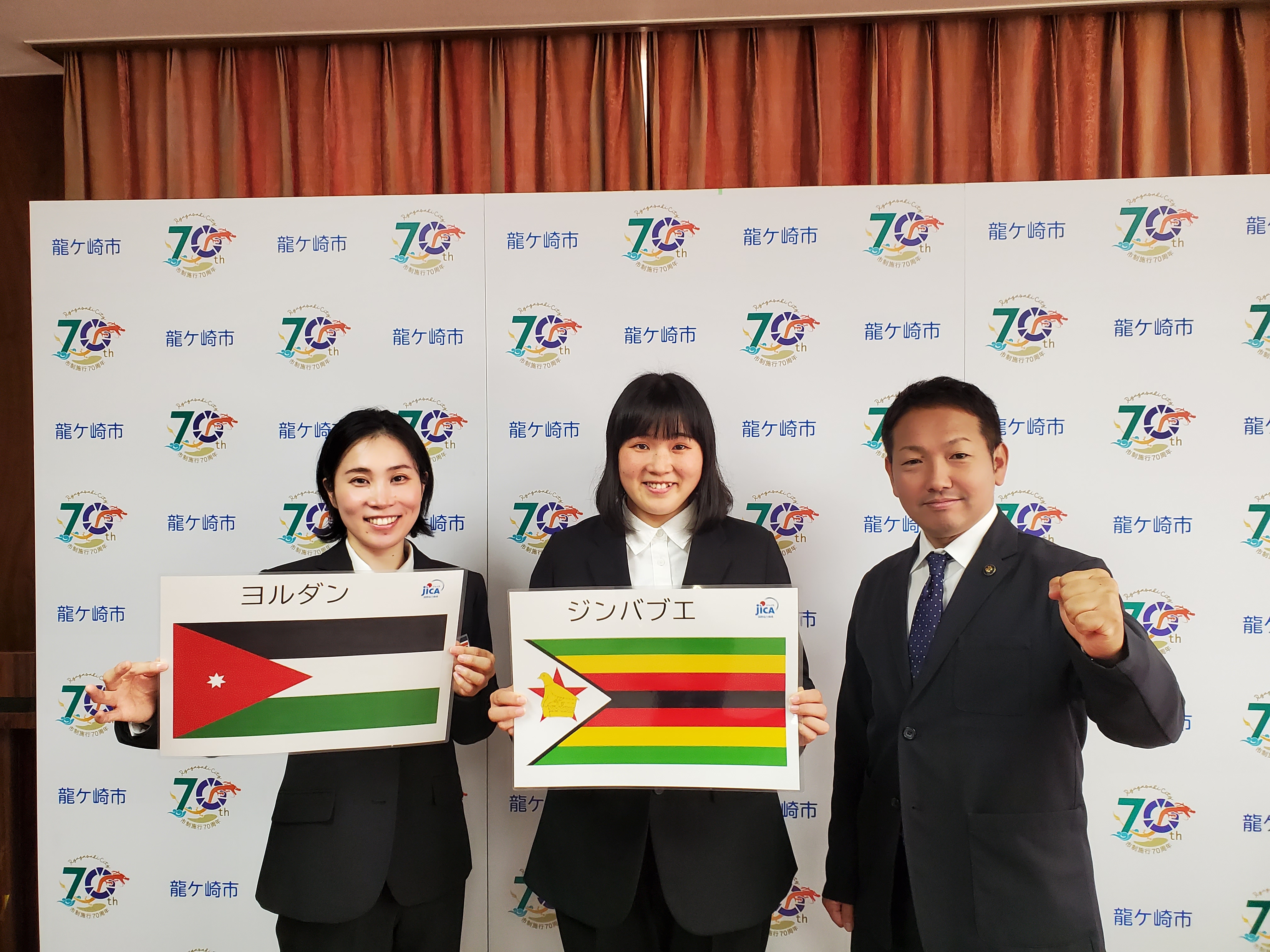 左から、渡邉真悠子隊員（ヨルダン）、松本梓隊員（ジンバブエ）と龍ヶ崎市・萩原勇市長