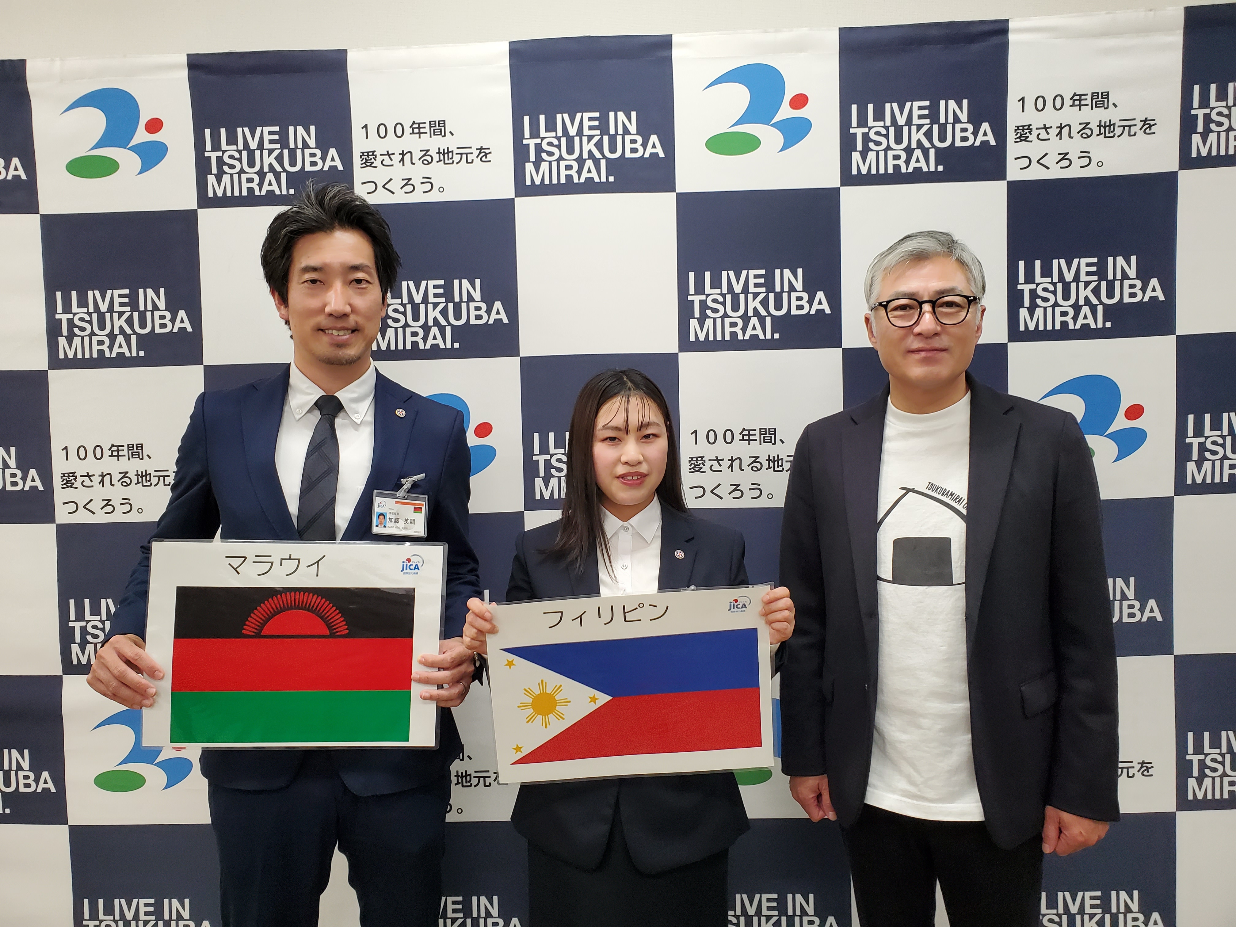 左から、加藤英嗣隊員（マラウイ）、内田佳奈隊員（フィリピン）とつくばみらい市・小田川浩市長