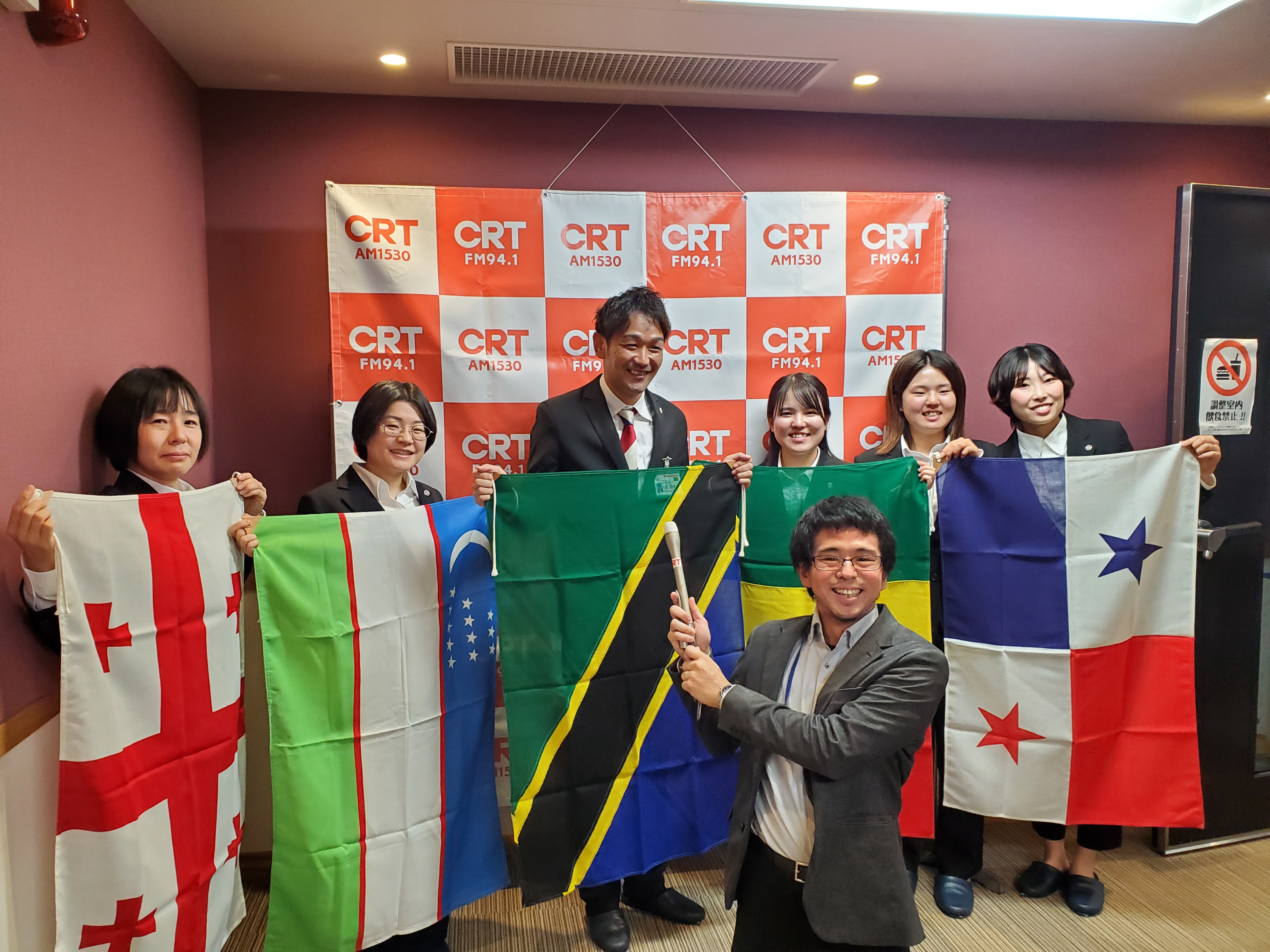 【CRT栃木放送】左から稲葉隊員・浅野隊員・小西隊員・斎藤隊員・大里隊員・武政隊員と小暮アナウンサー