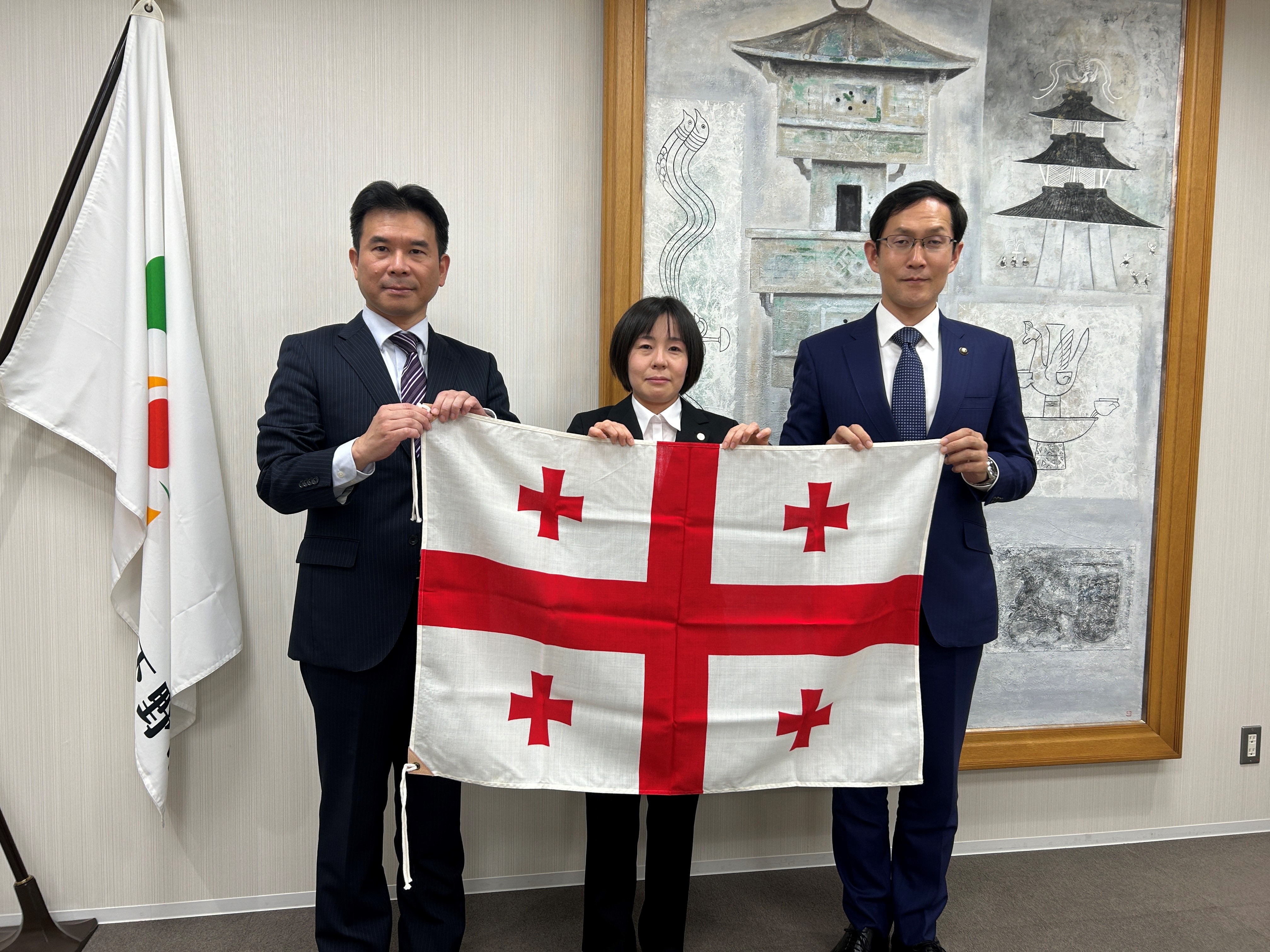 左から、高坂宗夫JICA筑波連携推進課長、稲葉美穂隊員（ジョージア）と下野市・坂村哲也市長