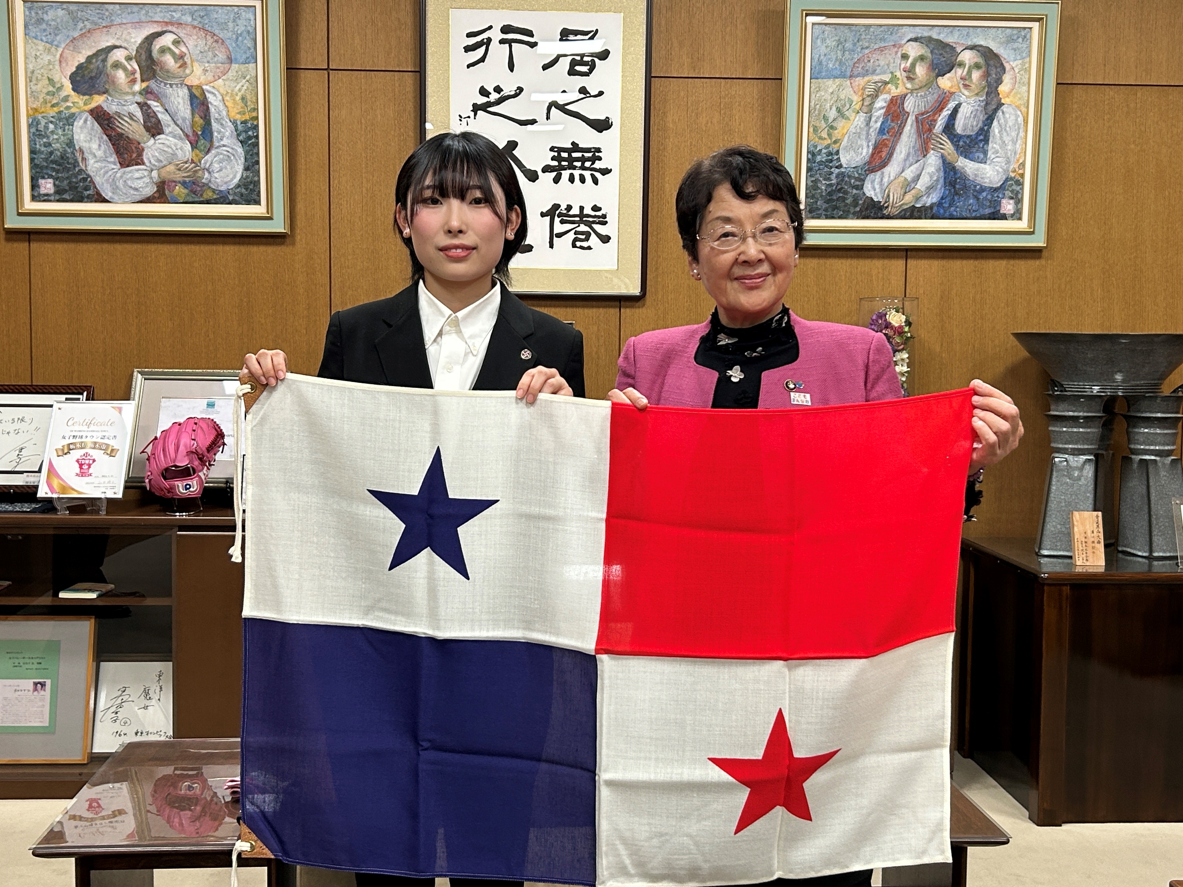 左から、武政日菜隊員（パナマ）と栃木市・大川秀子市長