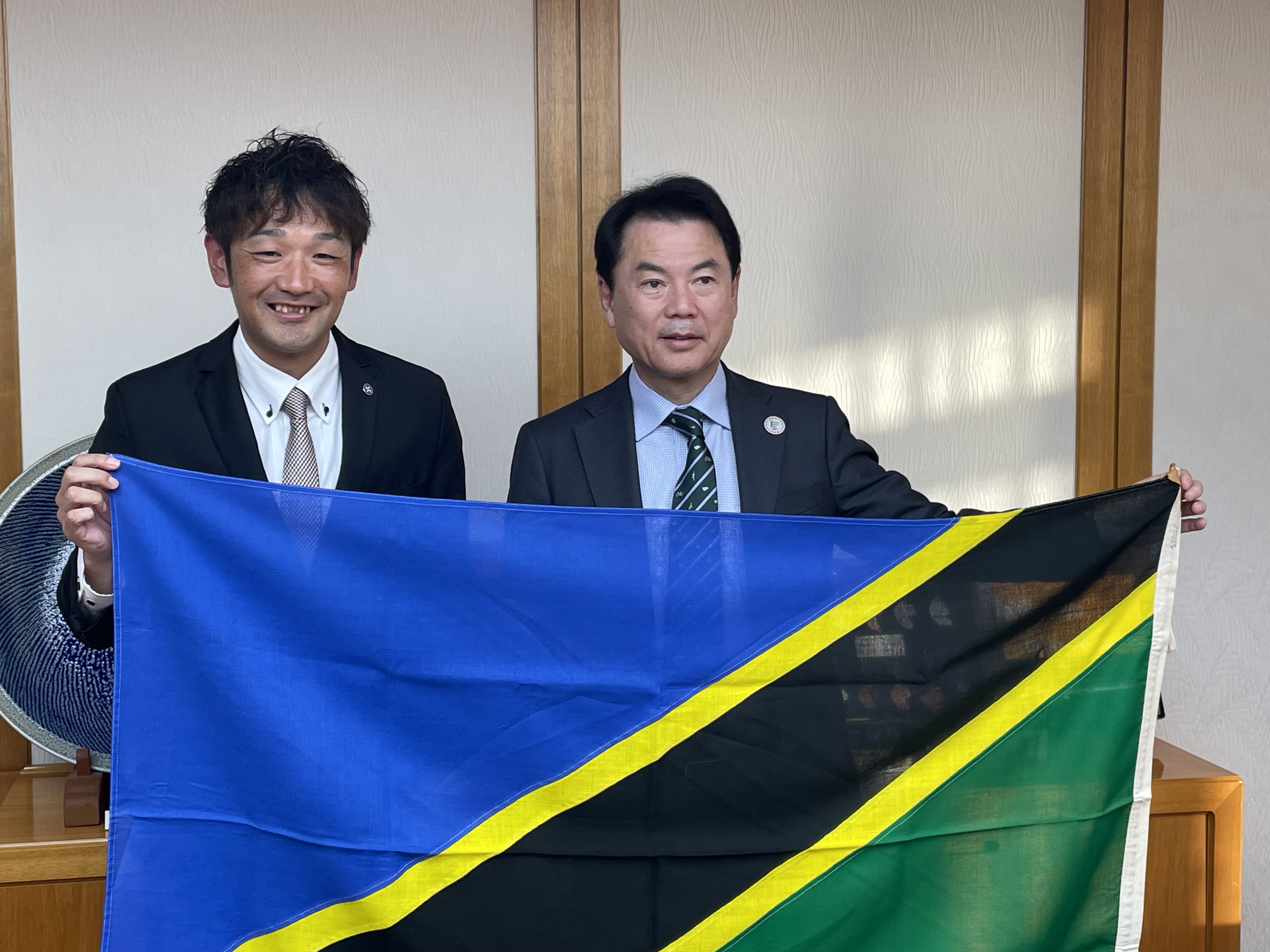 左から、小西将彦隊員（タンザニア）と宇都宮市・佐藤栄一市長
