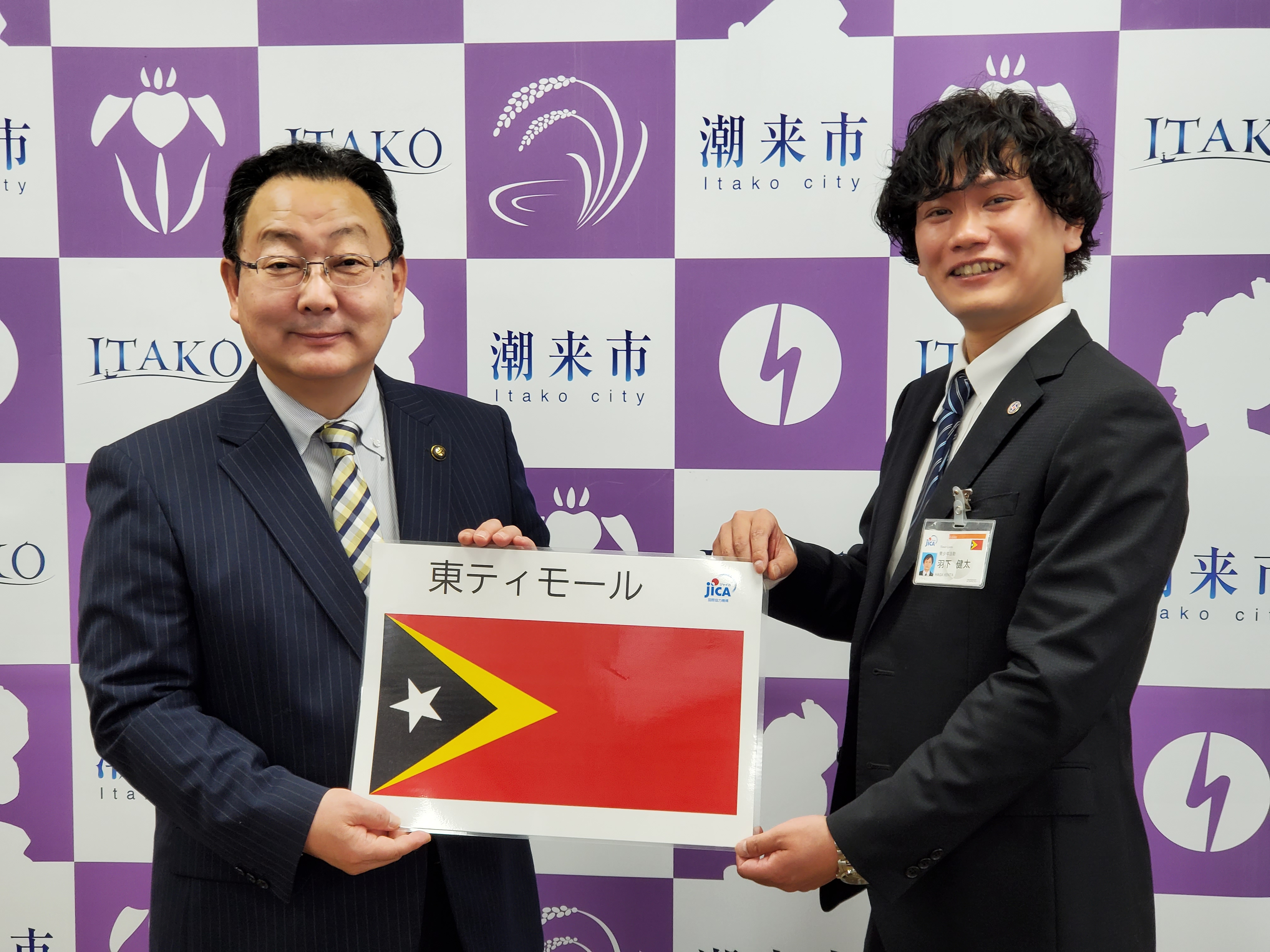 左から潮来市・原浩道市長と羽下健太隊員（東ティモール）