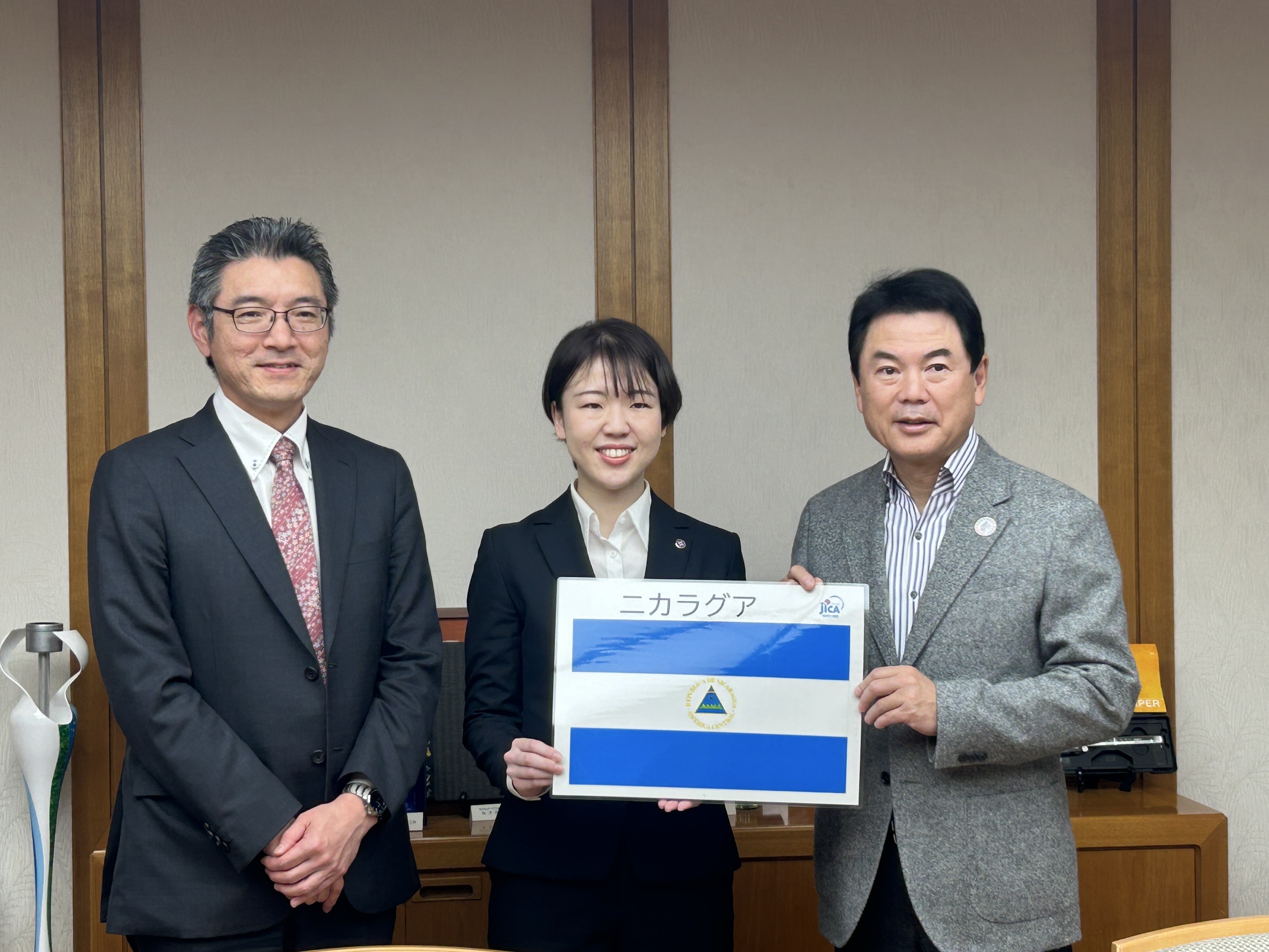 左から、JICA筑波高橋亮所長、小澤紗季隊員（ニカラグア）と宇都宮市・佐藤栄一市長
