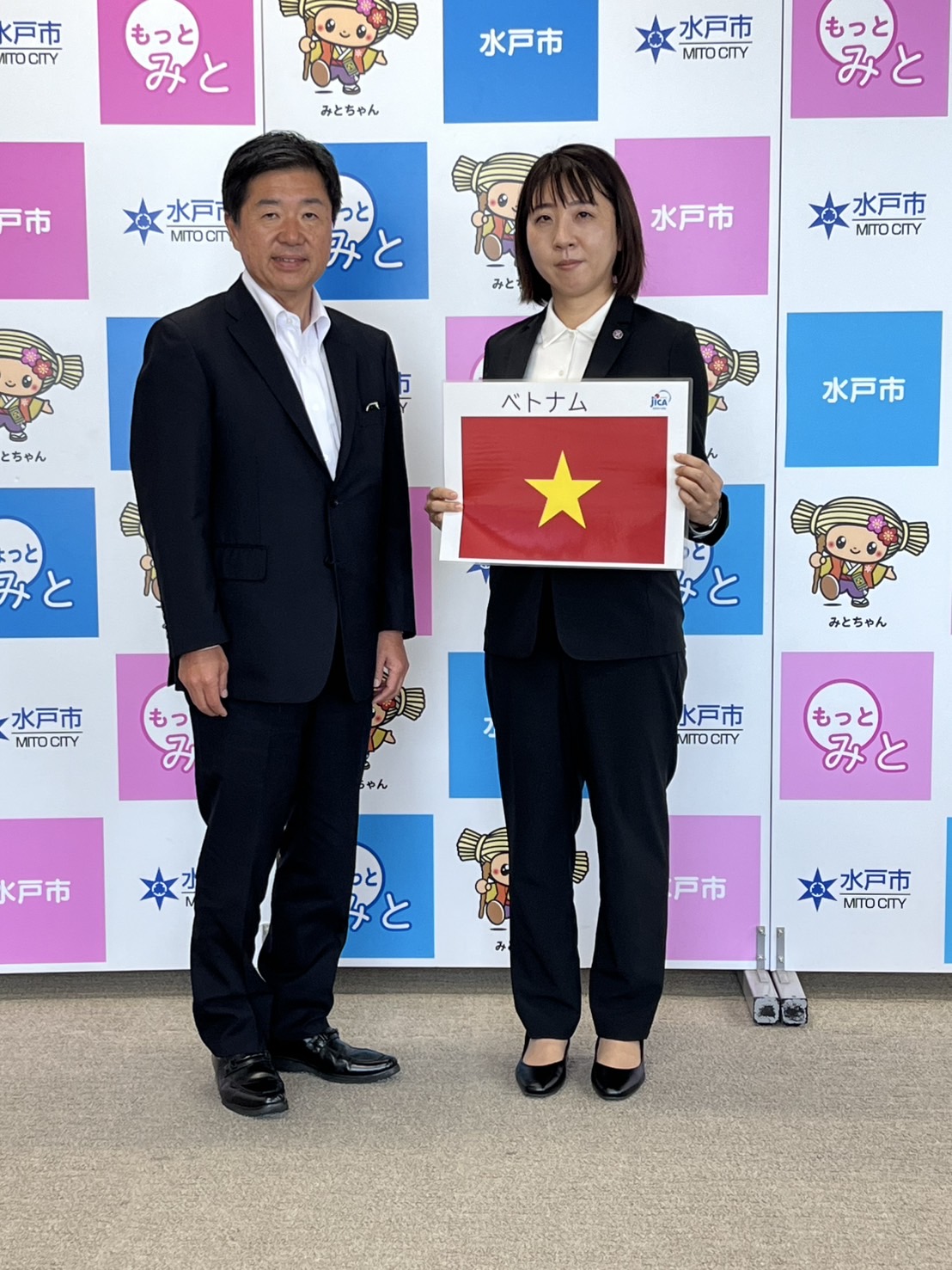 左から水戸市・高橋靖市長と森田亜由美隊員（ベトナム）