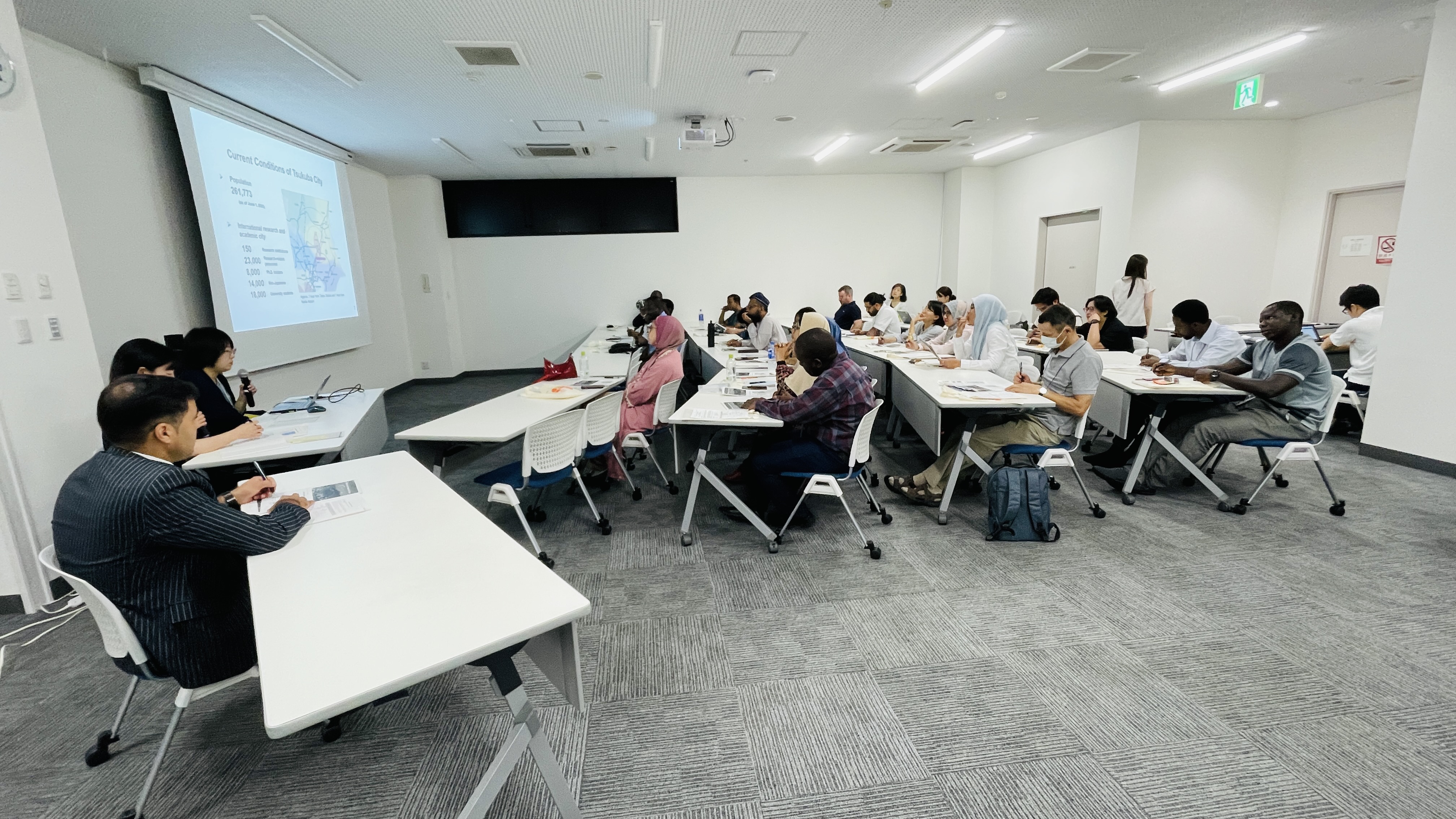 つくば市役所で講義を受ける留学生たち