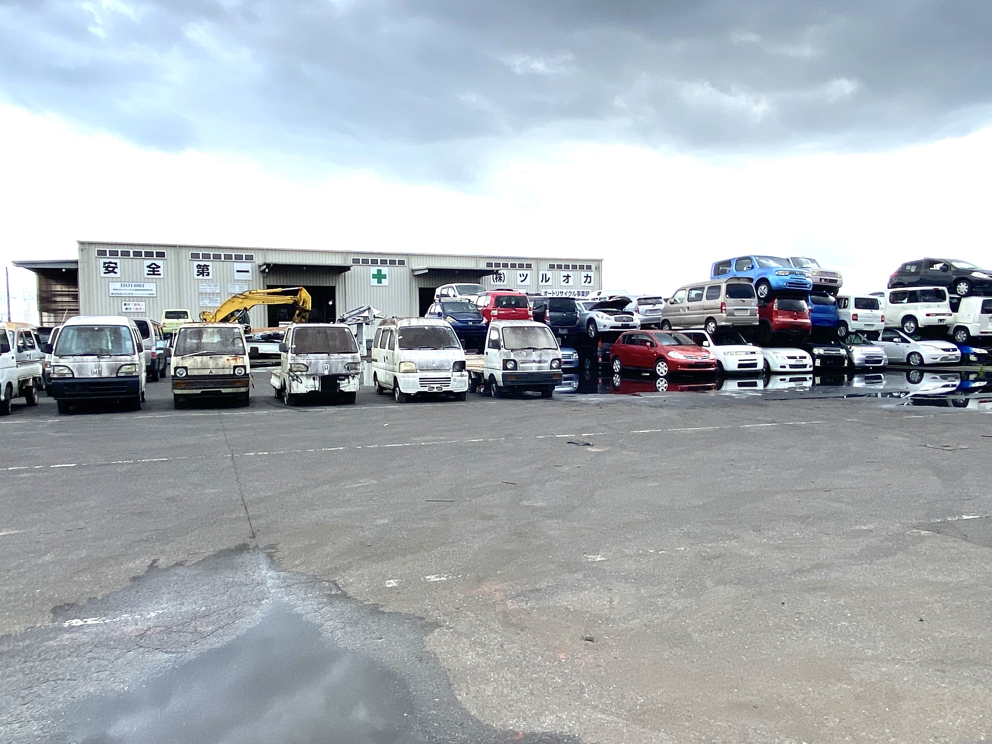 左側の一台ずつの車は検収中。部品や素材のオーダー情報を確認し、生産計画をたてる