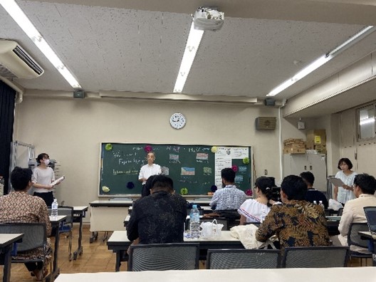 校長先生の歓迎の言葉を聞く研修員