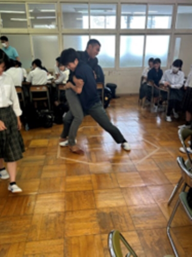 相撲を行うリアンさん