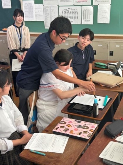 初めて書道に挑戦する研修員