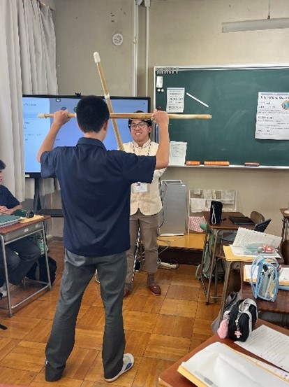 剣道に挑戦する研修員