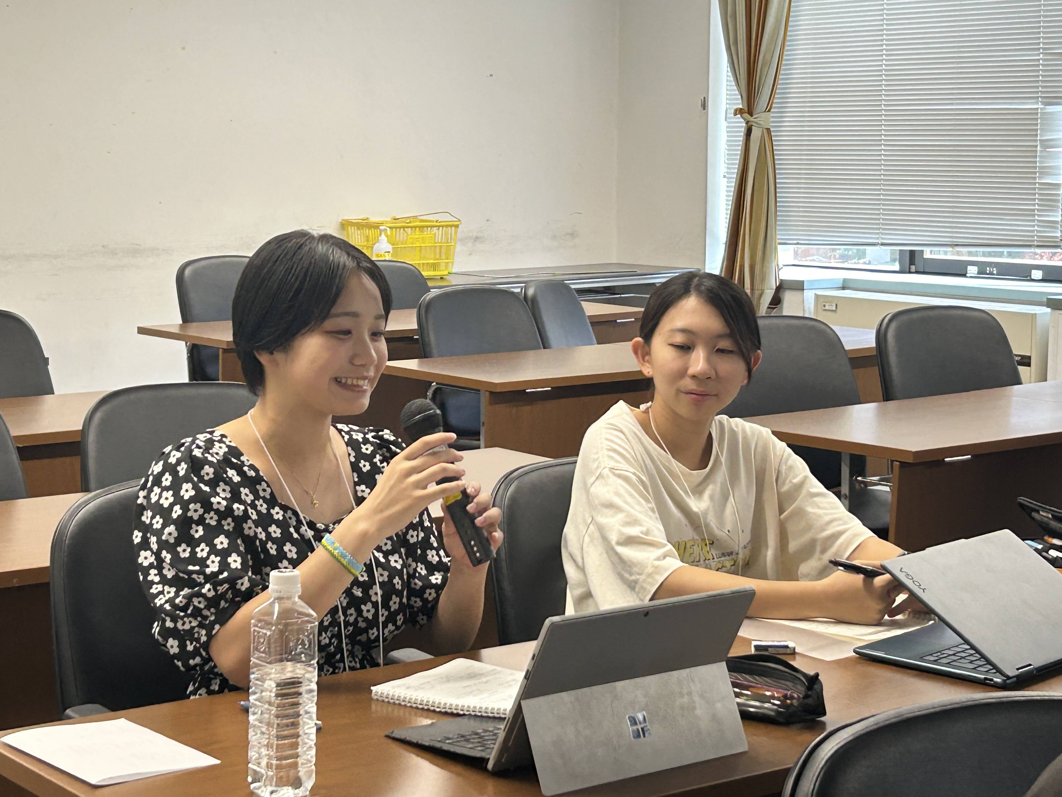 積極的に質問する受講者