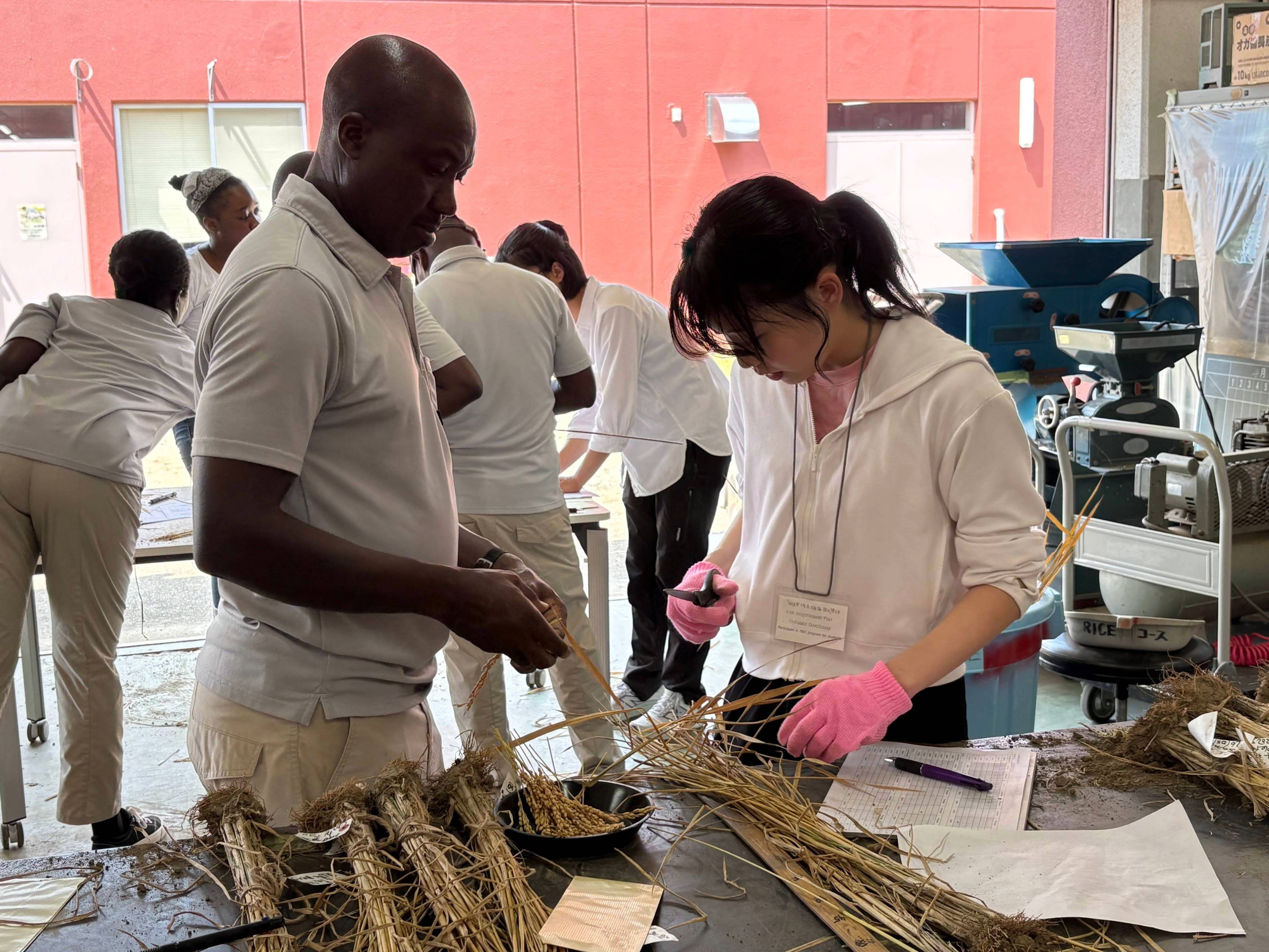 研修員を手伝う様子