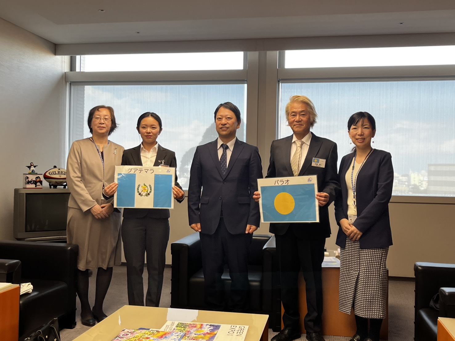 茨城県庁にて、岩下泰善副知事、JICA筑波 森口加奈子所長、八星真里子職員と共に