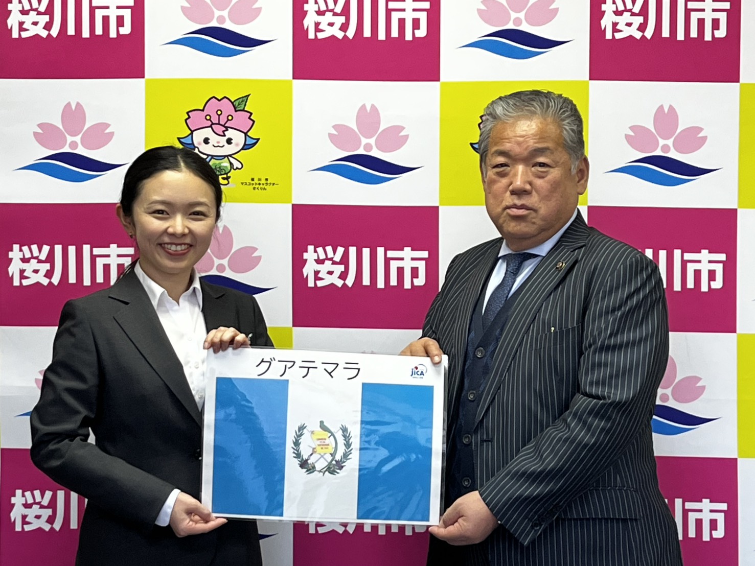 左から福田さくら隊員（グアテマラ）と桜川市・大塚秀喜市長