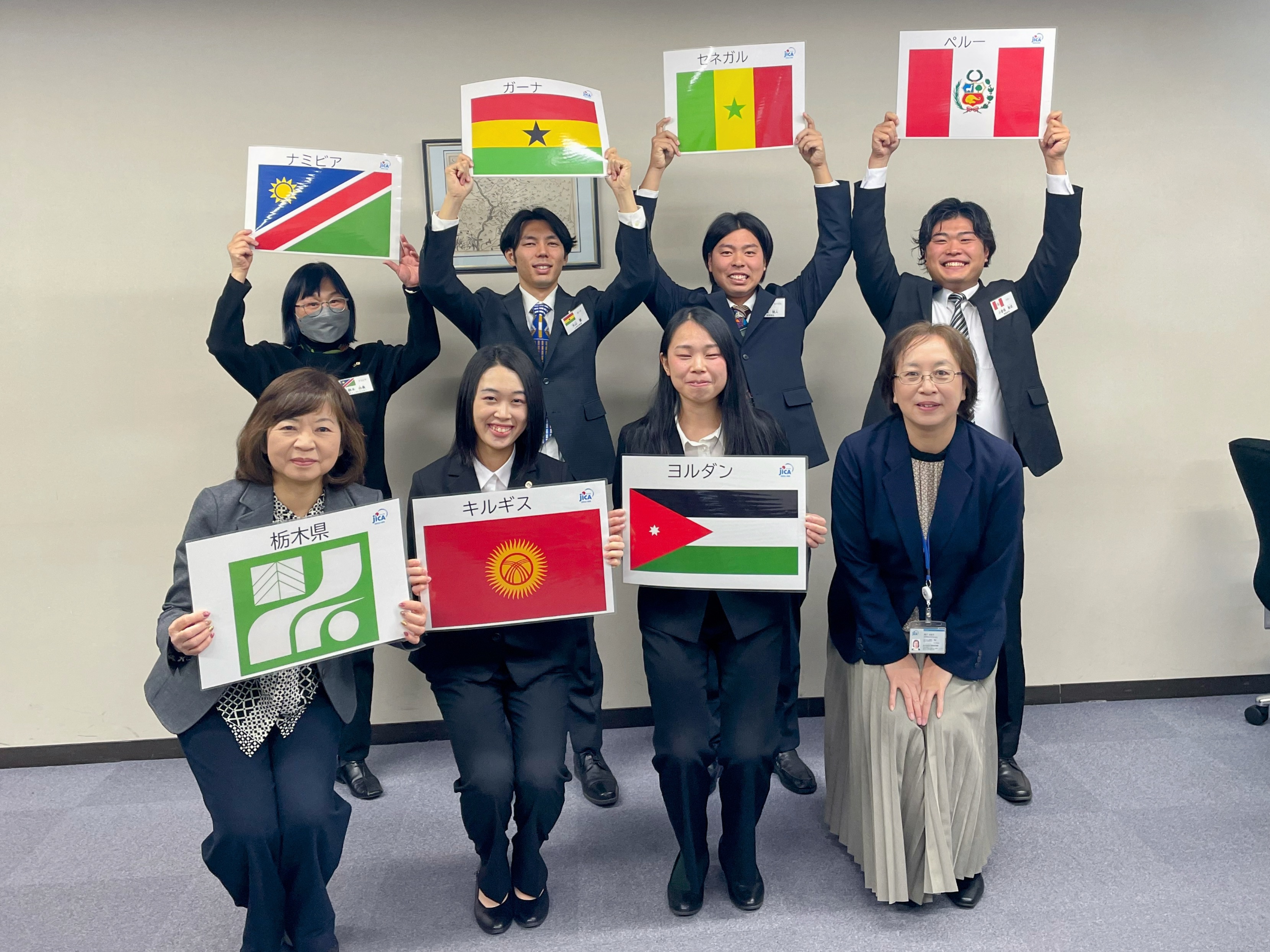 栃木県国際交流協会にて。前列中央の2名がこれから出発する隊員、後列４名が帰ってきた隊員。