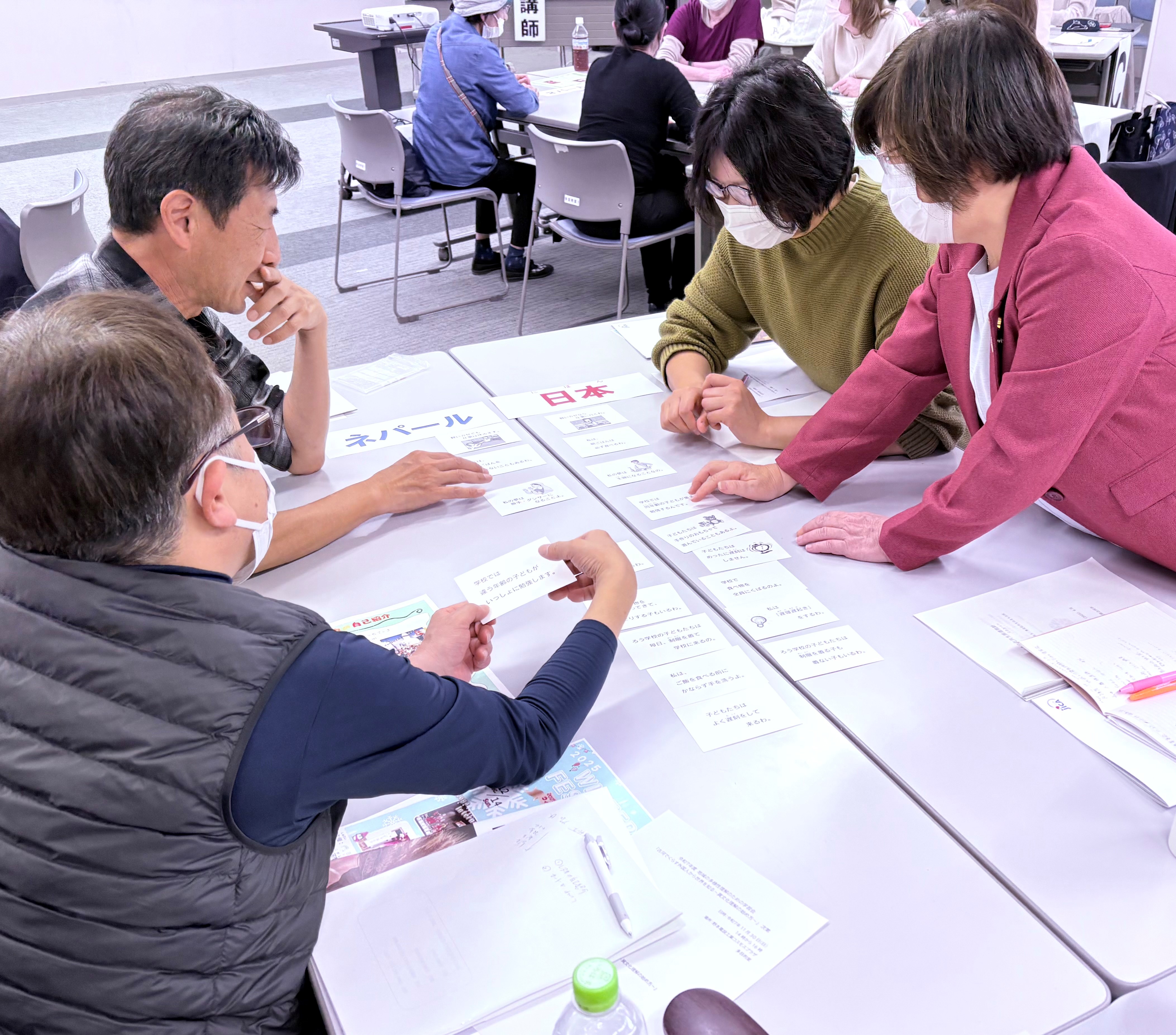 ワークショップで「レヌカの学び」に取り組む参加者