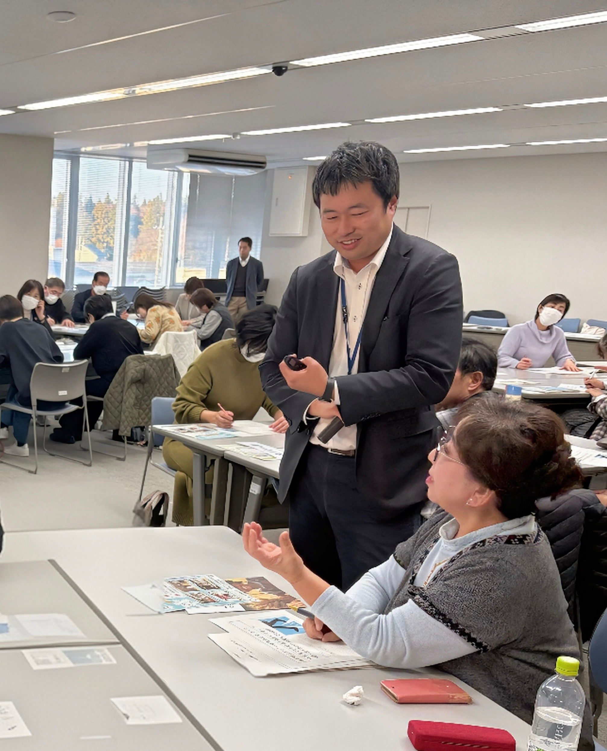 参加者の声を聞き取る古河市人権推進課職員