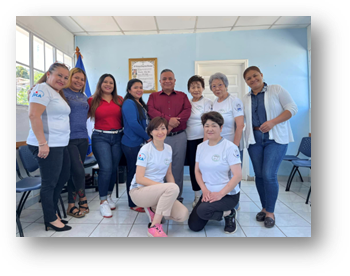 コンチャグア市長（中央男性）や市役所職員と、海を渡った日本の元生活改良普及員及び女性指導農業者（右側白Tシャツの女性3名）との記念写真。