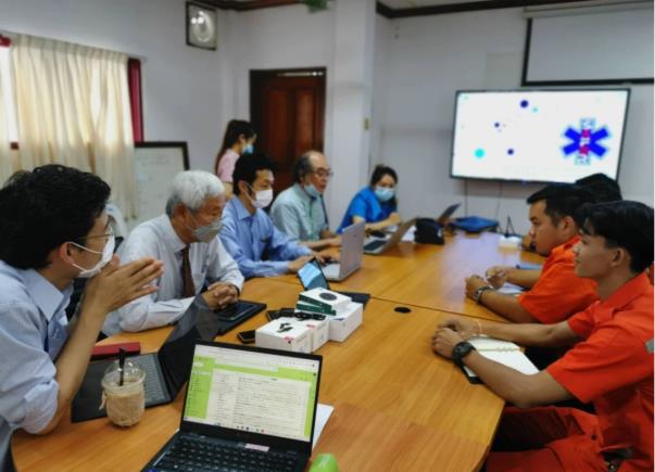 （日本専門家と救急隊の打ち合わせの様子）