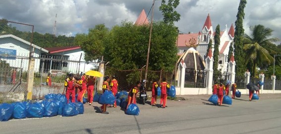 環境対策の一環で、学生がごみ拾いを行い、エコステーションに持ち込む様子（東ティモール）