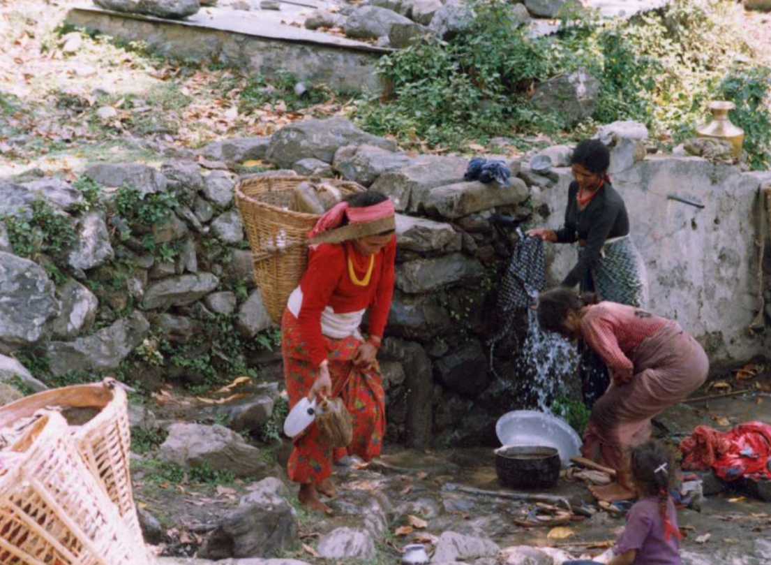 沢に集まる村人（水汲み、洗濯、水浴など）
