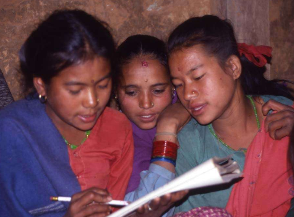 識字教室で学び合う参加者