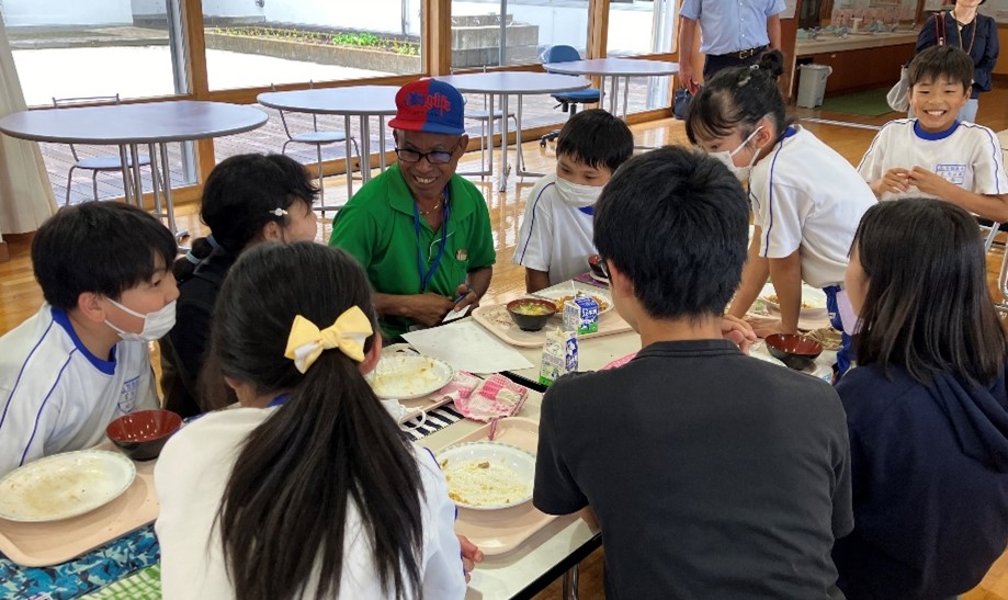 小学校と東ティモールの人々の交流会の様子