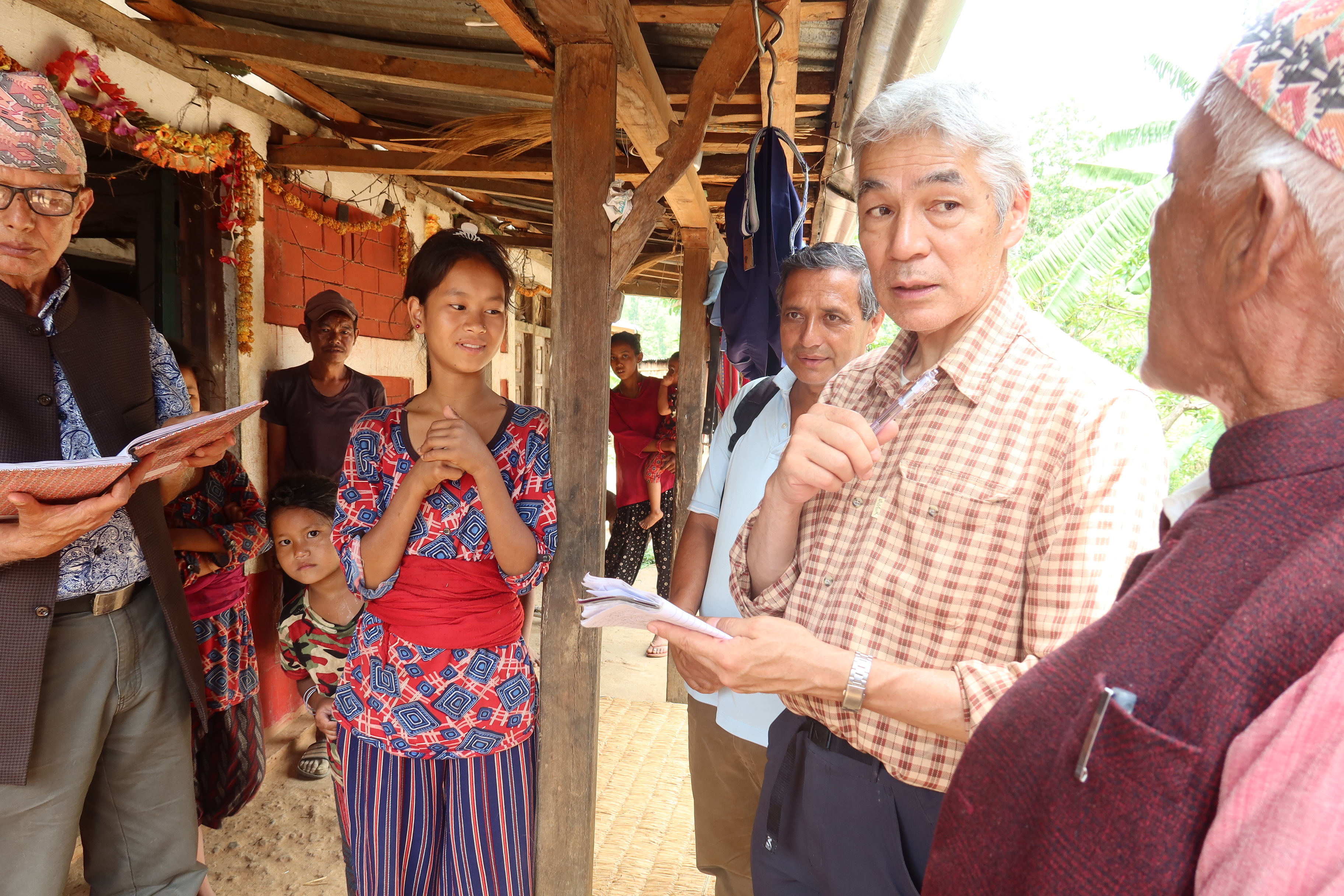 家庭訪問で、生徒・保護者・巡回指導者・現地NGO職員と意見交換
