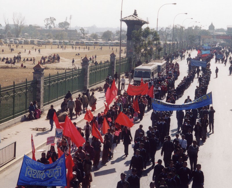 内戦下で平和を訴え行進する人