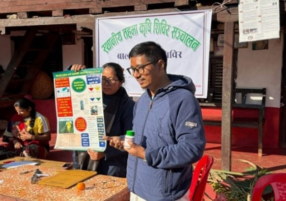 写真①：農家グループへの技術指導の様子