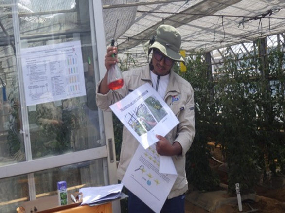 写真②：JICA筑波のフィールドデイで、参加者に個別実験の内容を説明している様子。