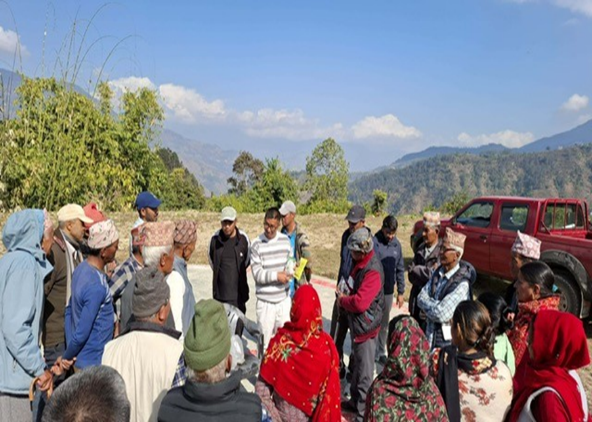 写真③：農家グループにスイカ栽培の指導をしている様子