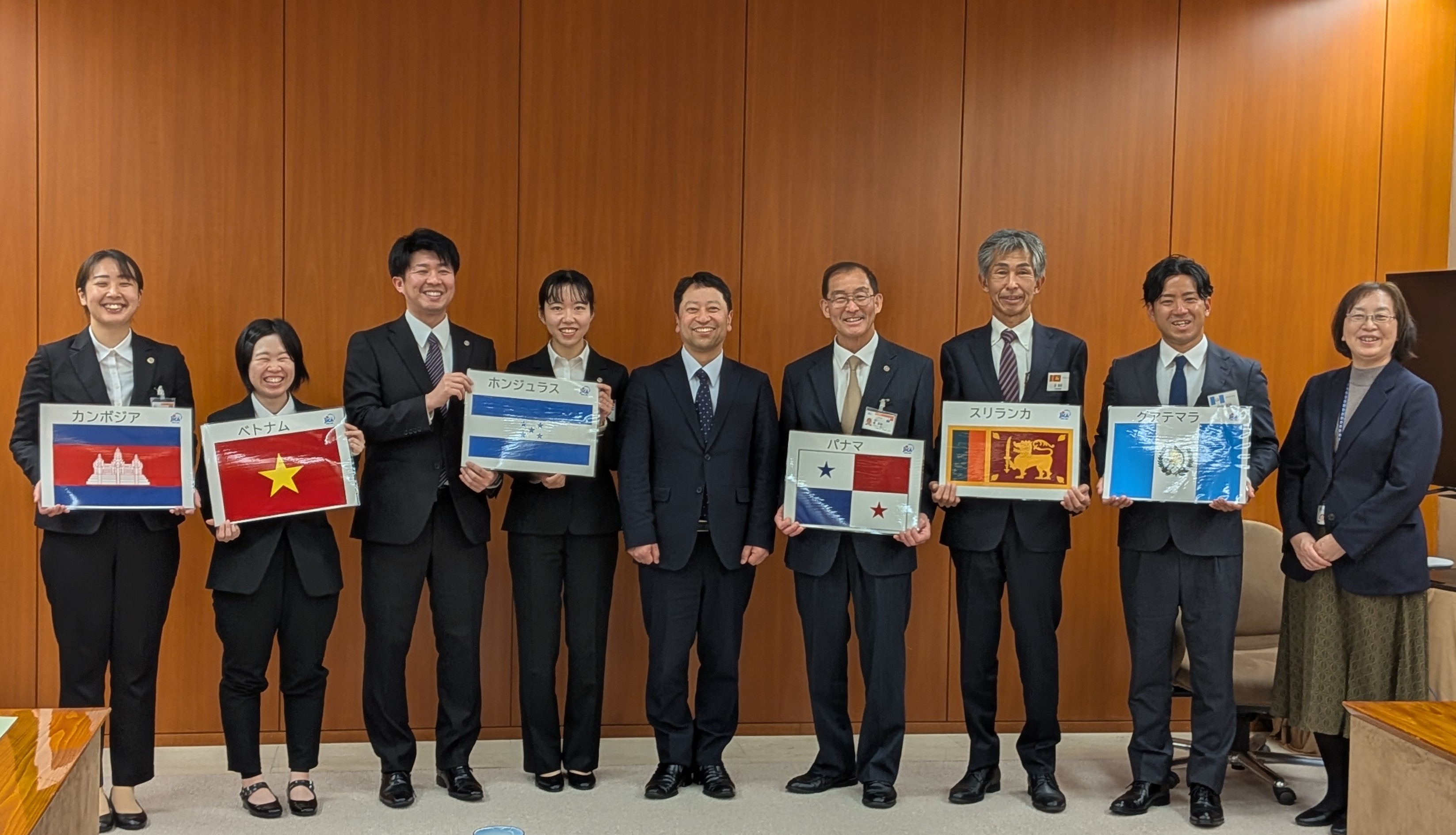 茨城県庁にて、岩下泰善副知事、森口加奈子JICA筑波所長と共に