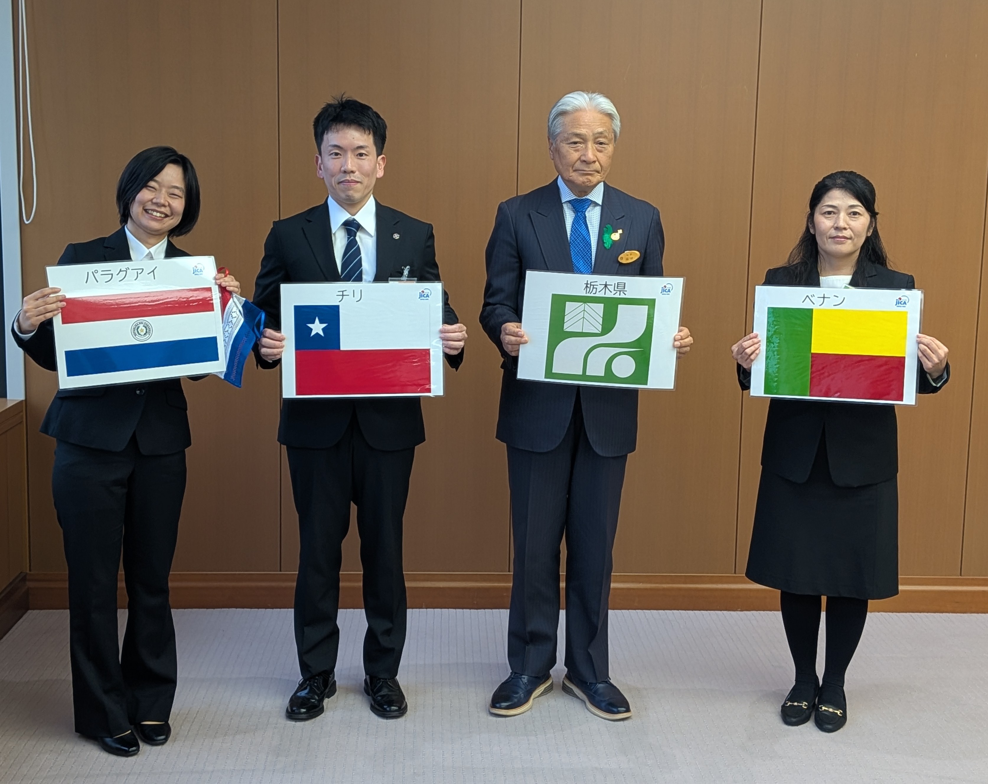 栃木県庁にて、（左より）斎藤ゆき乃隊員（帰国）、川村岳隊員（出発）、福田富一知事、具志梨紗隊員（帰国）