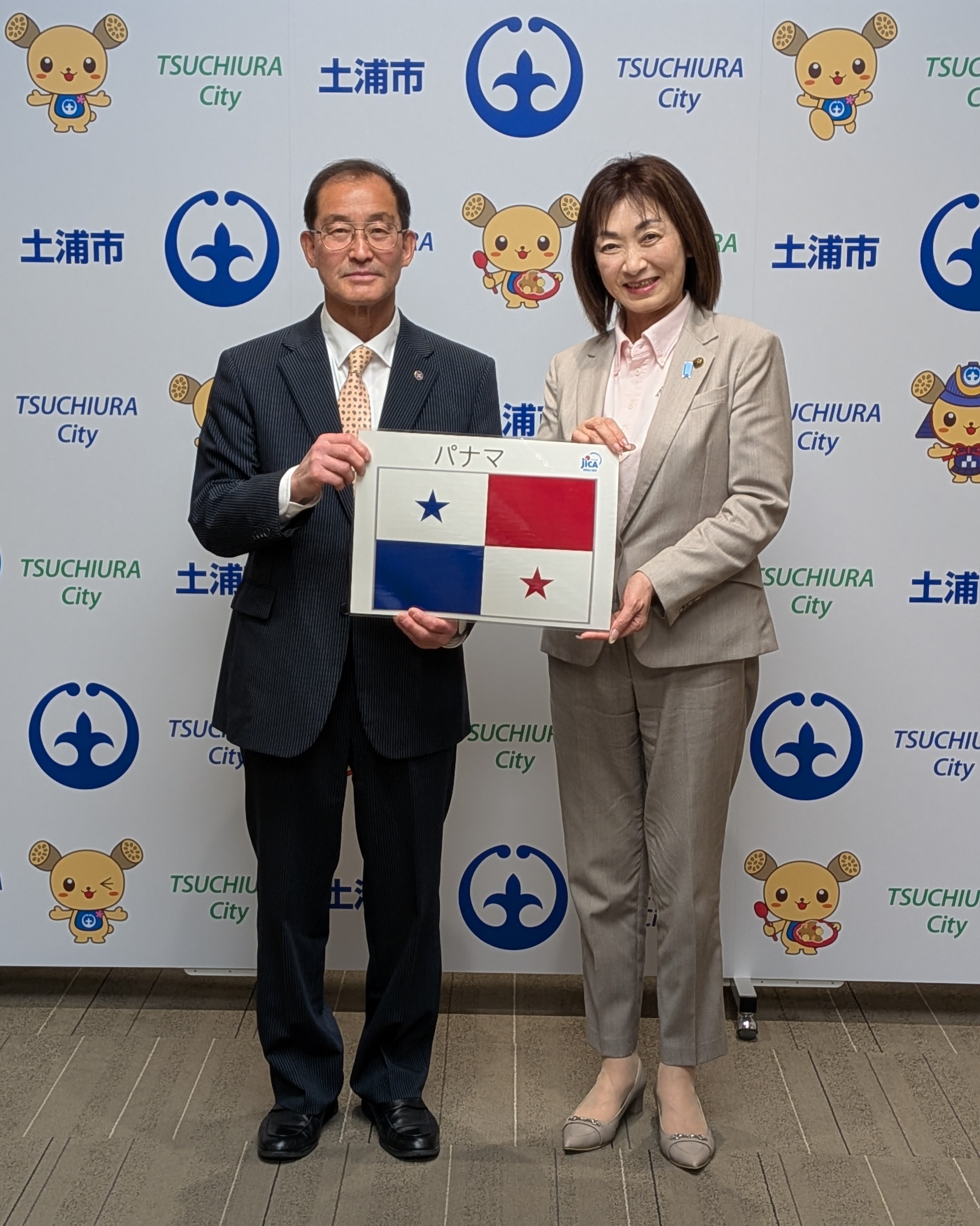 左から楠昌司隊員（パナマ・気象）と土浦市・安藤真理子市長