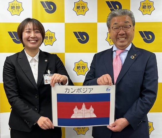左から太田知花隊員（カンボジア・看護師）と取手市・中村修市長