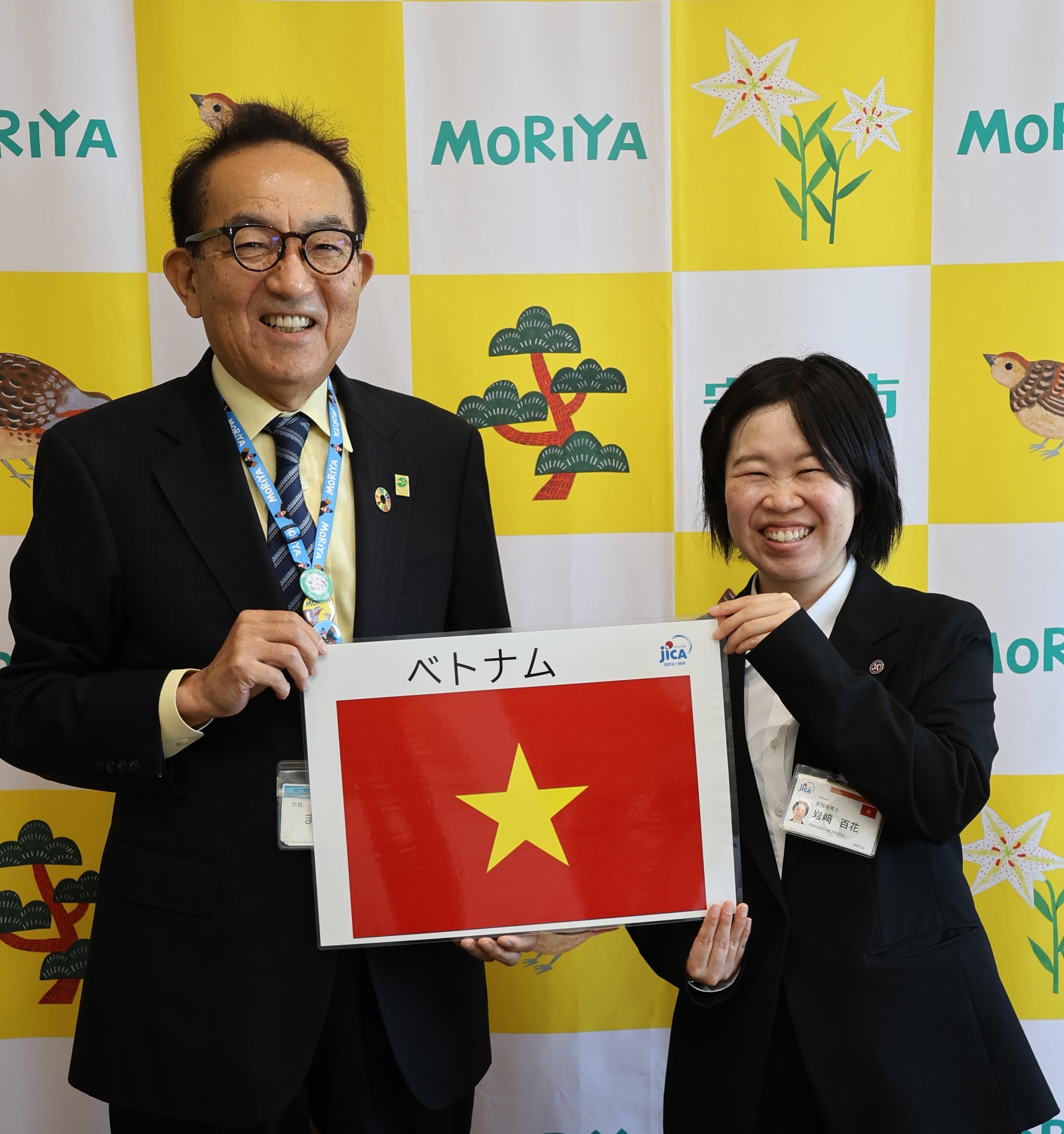 左から守谷市・松丸修久市長と岩﨑百花隊員（ベトナム・言語聴覚士）