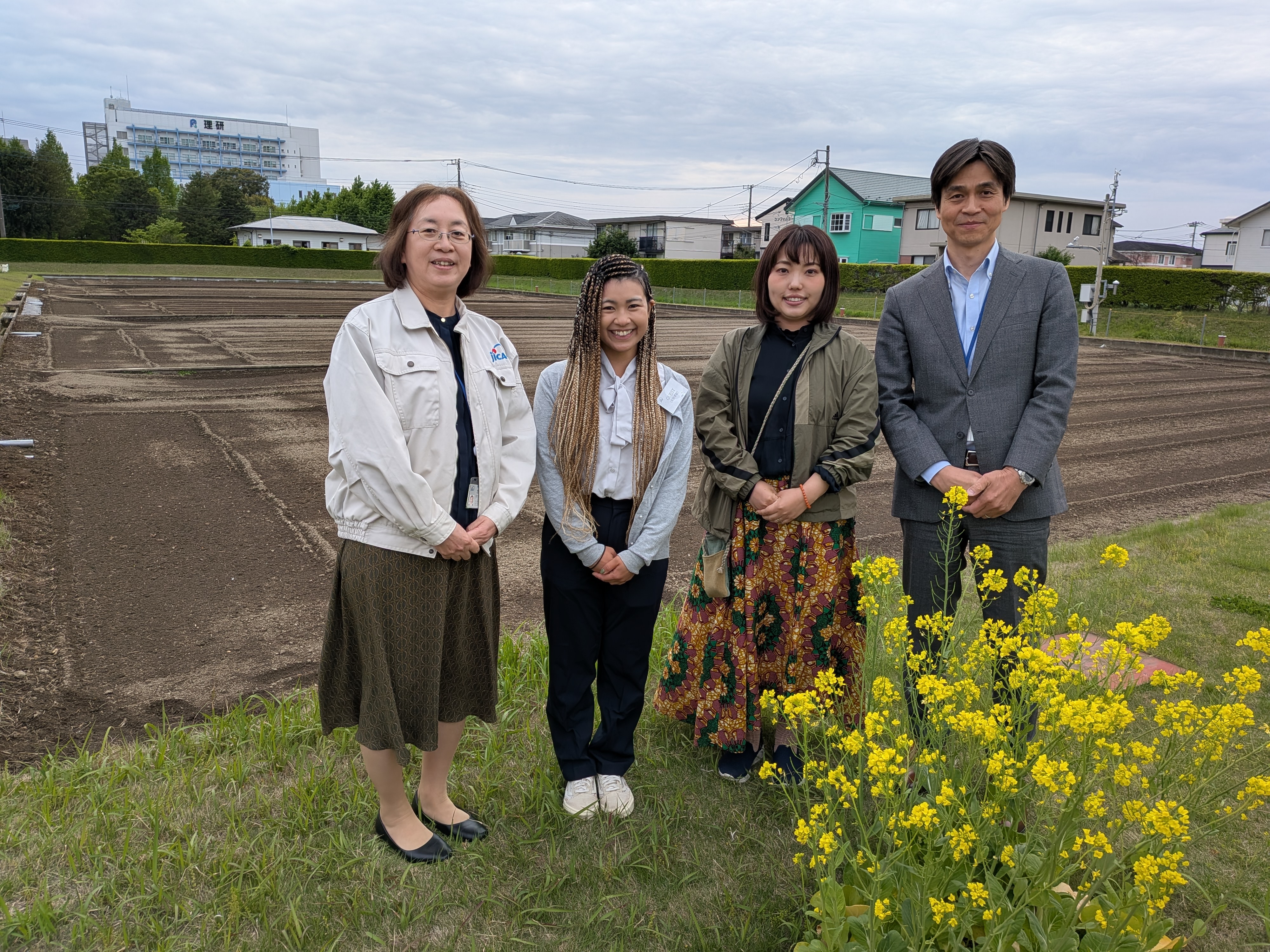 JICA筑波職員と一緒に （左から）JICA筑波 森口加奈子所長、金井美紀さん、西岡美紀職員、畔上智洋次長